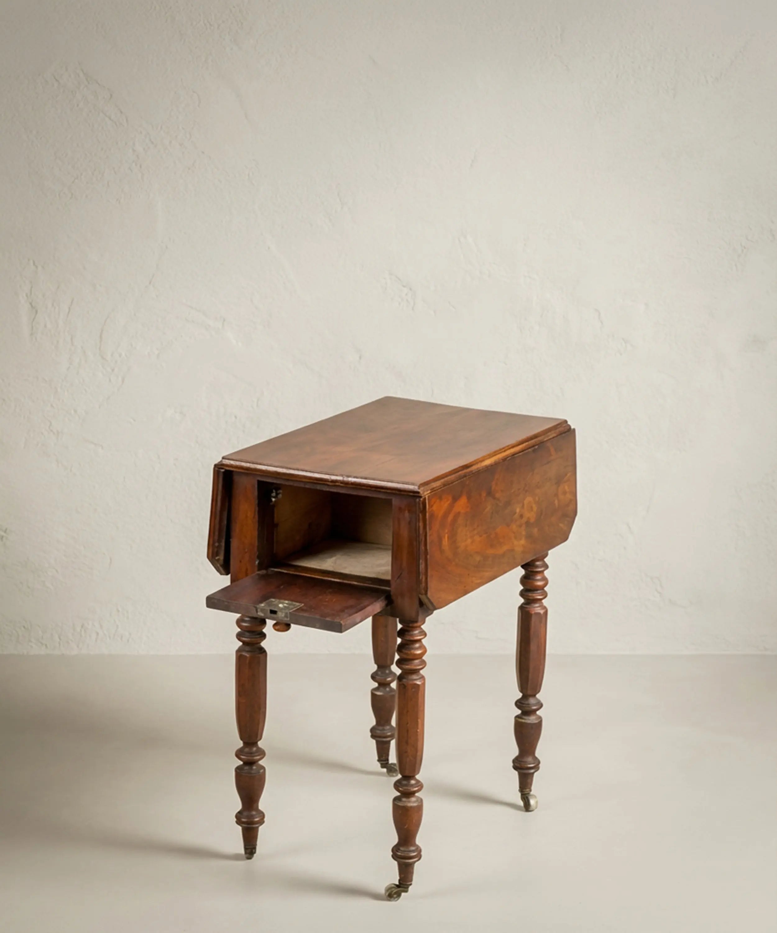 Mesa costurero antigua en madera de caoba con alas abatibles