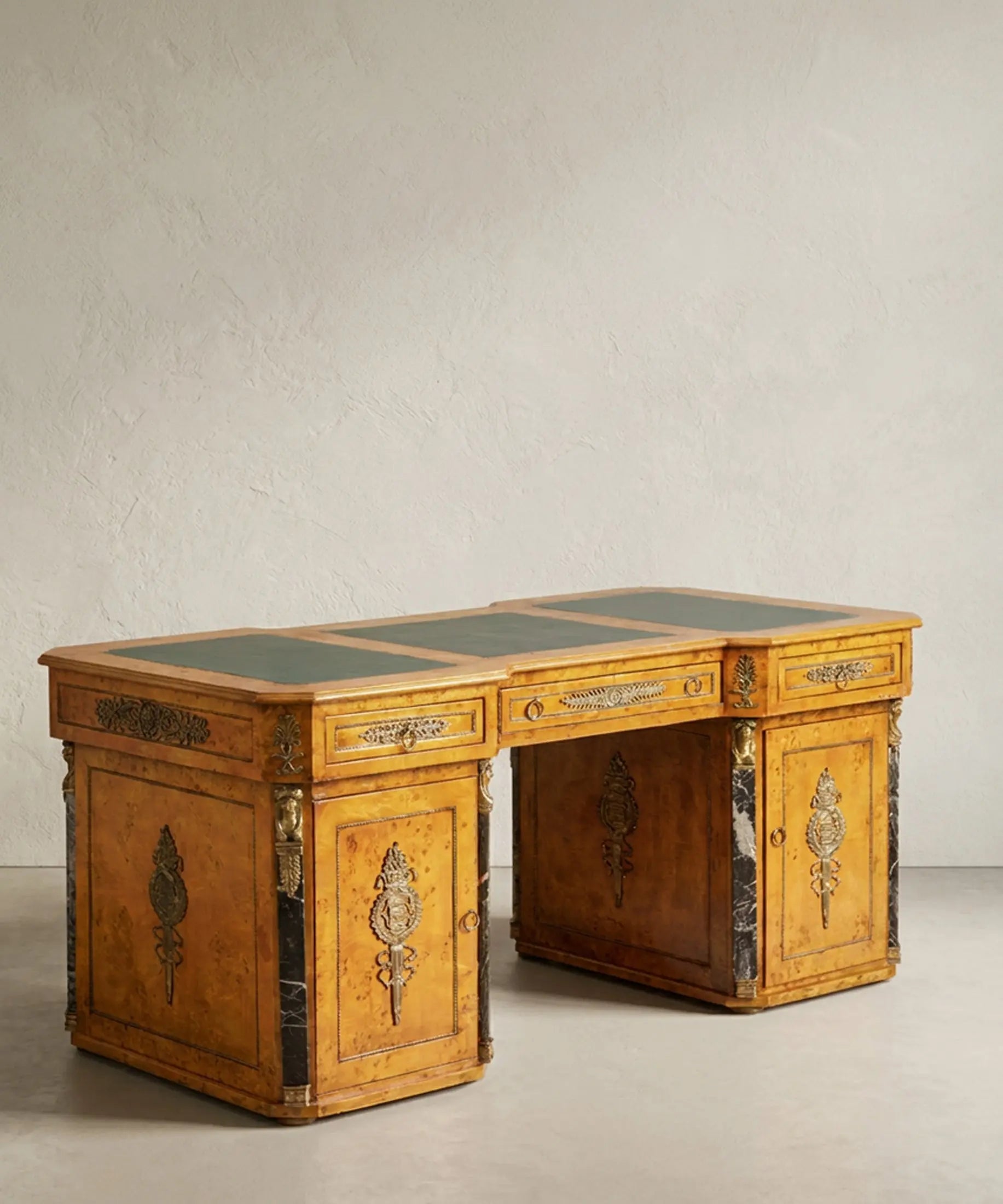 Escritorio estilo Imperio vista lateral con semicolumnas de mármol negro veteado — Antique Arte y Decoración