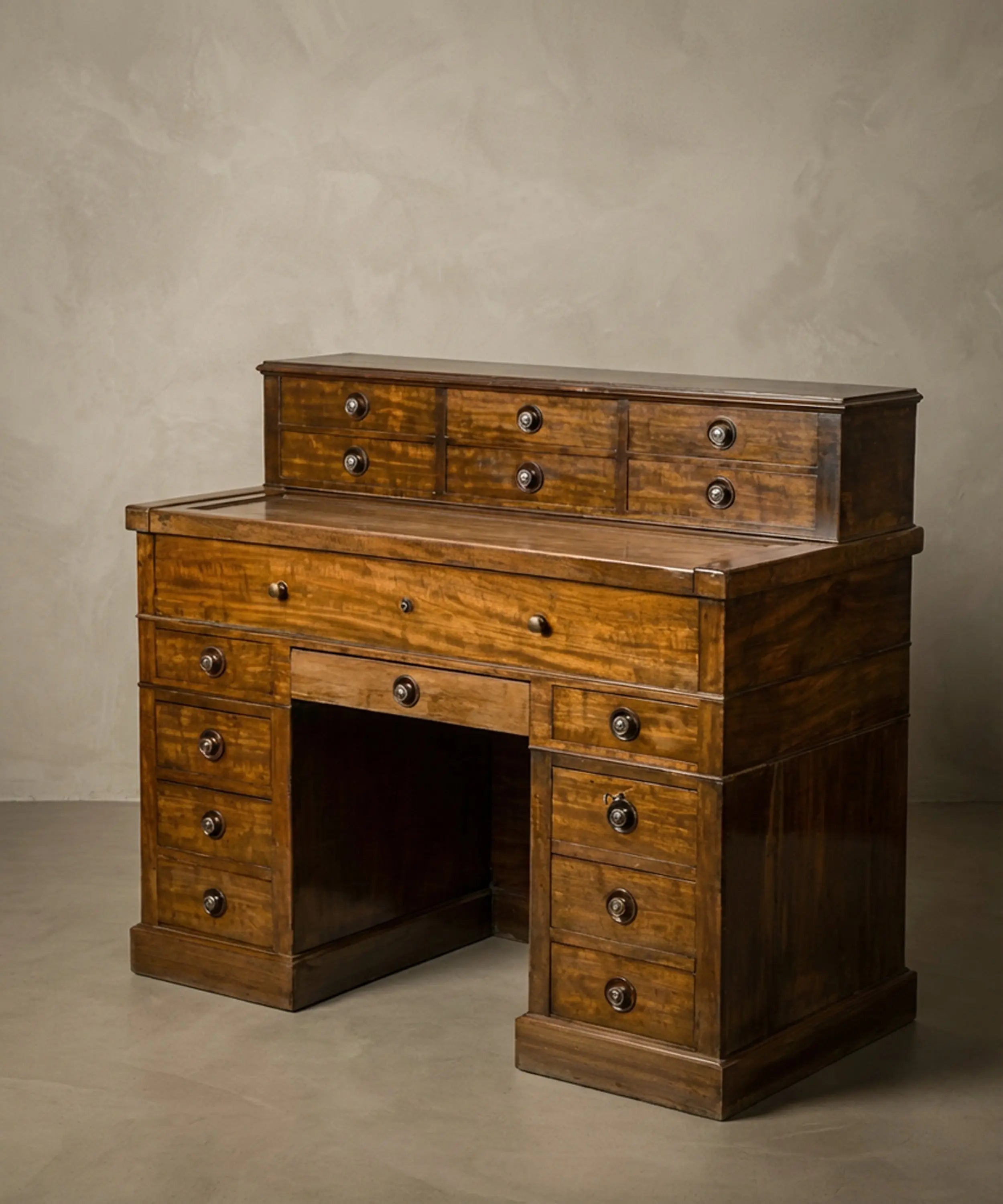 Gran escritorio antiguo de doble pedestal en nogal con gradilla y tapa extensible