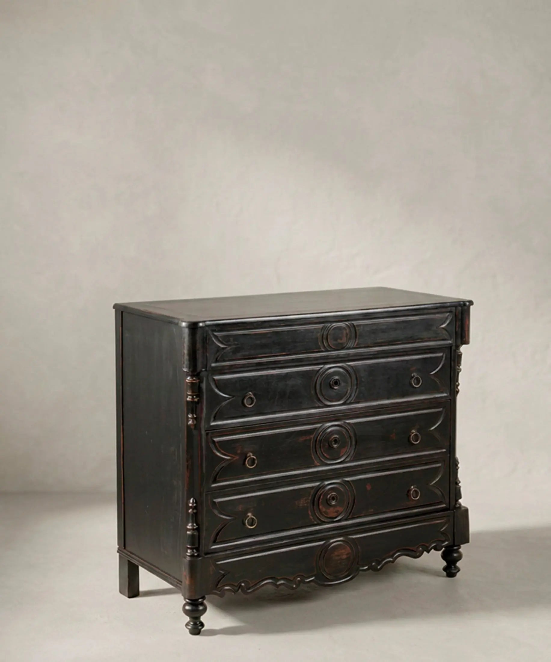 Cómoda antigua negra decapé vista lateral izquierda con media columna torneada — Antique Arte y Decoración
