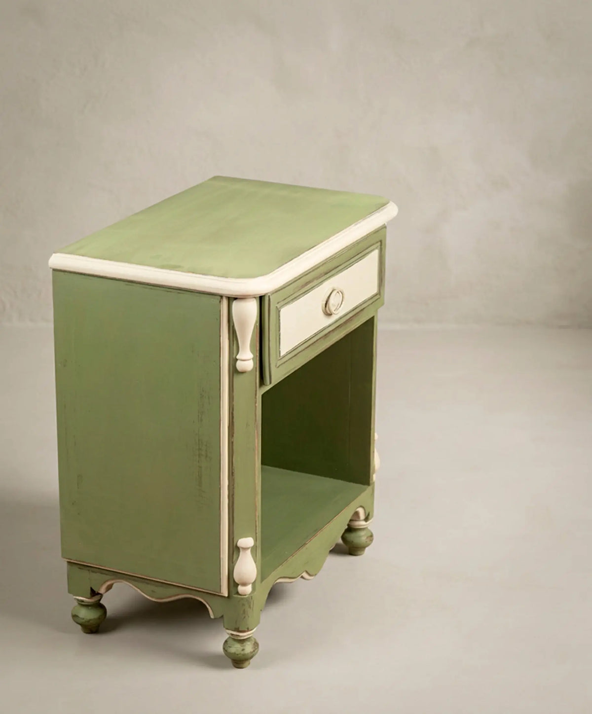 Mesa auxiliar vintage vista lateral con semicolumnas torneadas — Antique Arte y Decoración
