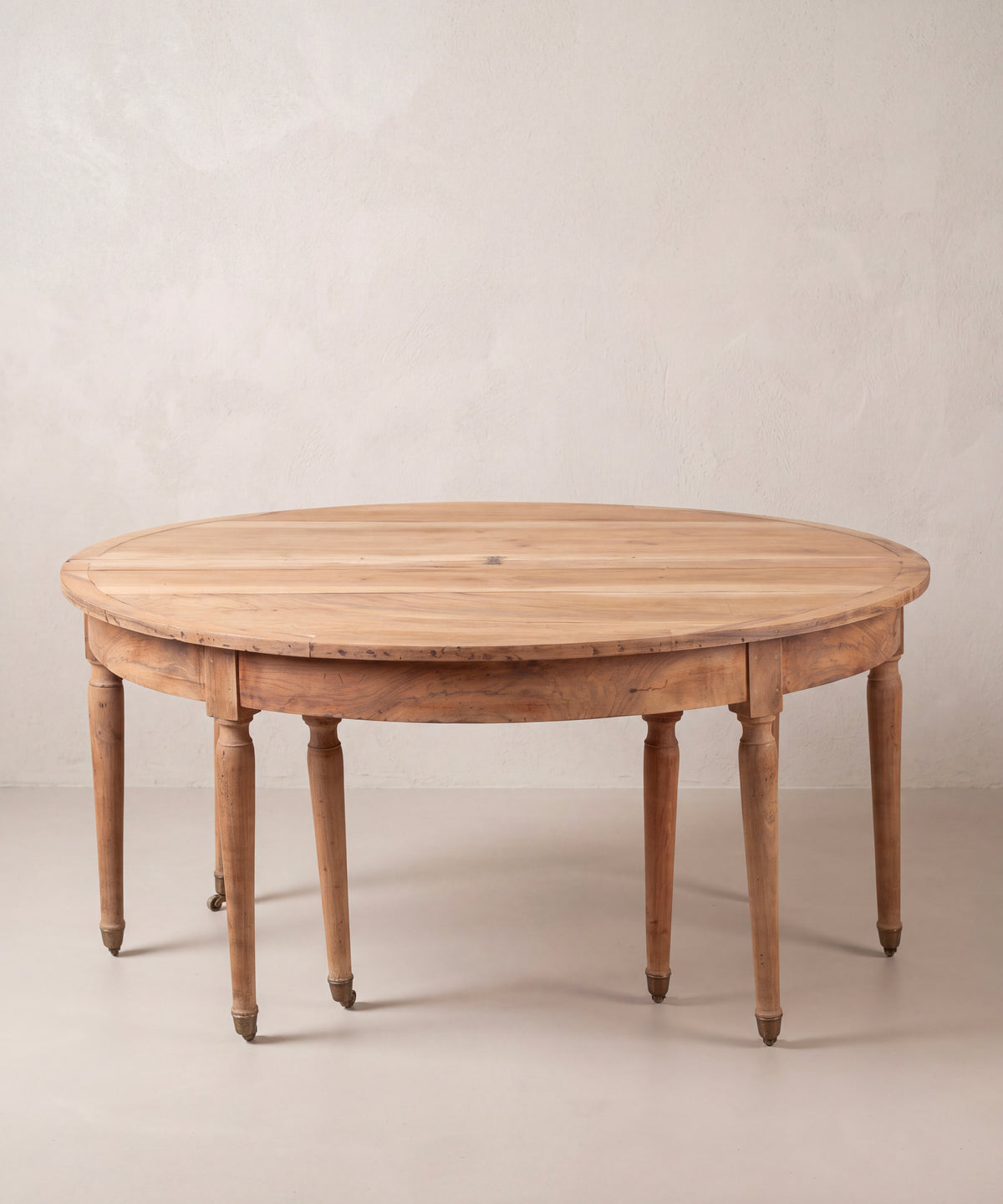 Consola demi-lune antigua de nogal lavado vista lateral abatible cerrado — Antique Arte y Decoración