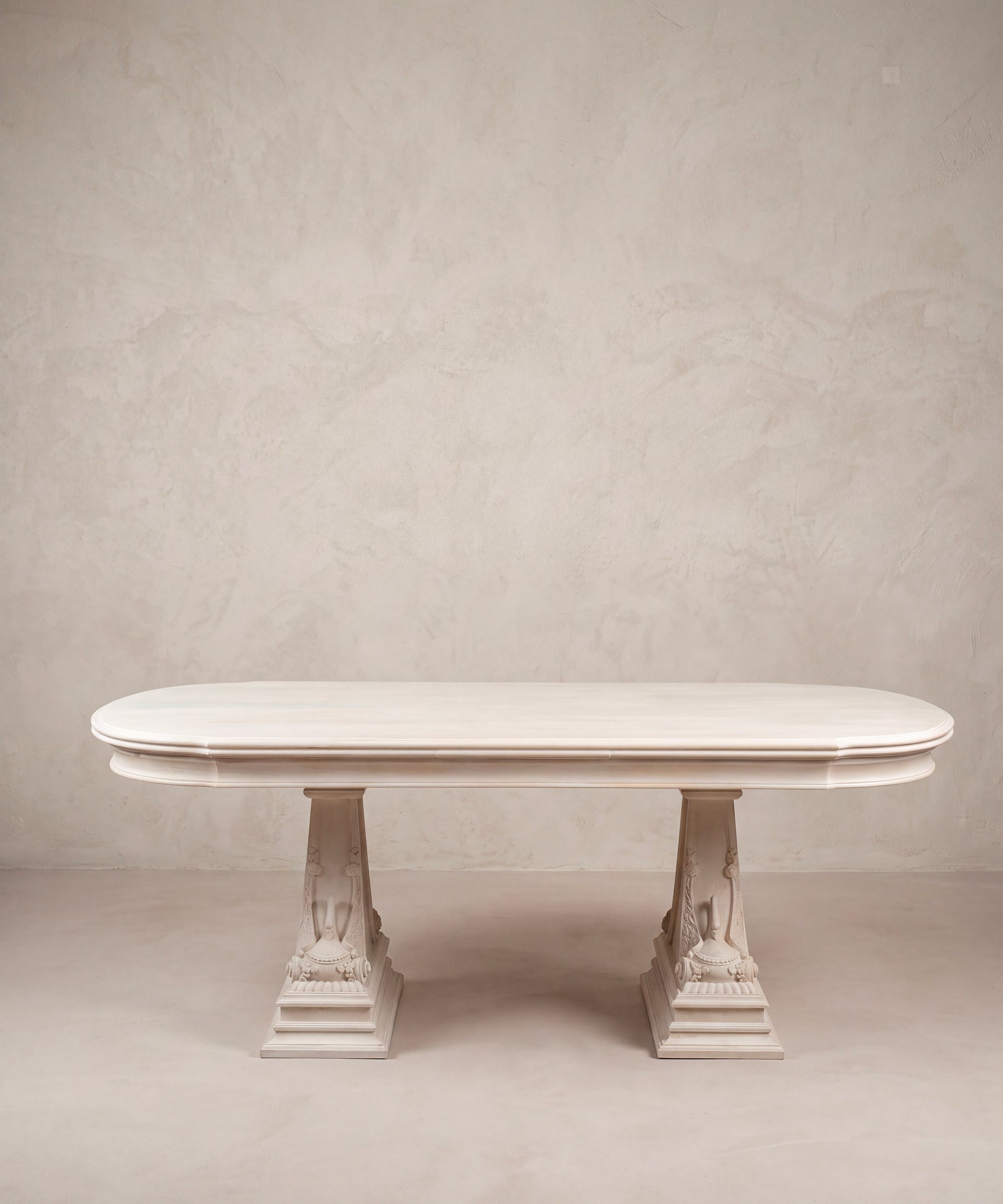 Mesa de Comedor Extensible con Cisnes Tallados | Estilo Imperio en Haya Maciza