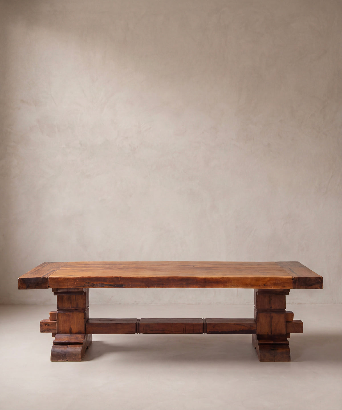 Mesa monasterio de teca vista lateral con pies de caballete y chambrana — Antique Arte y Decoración