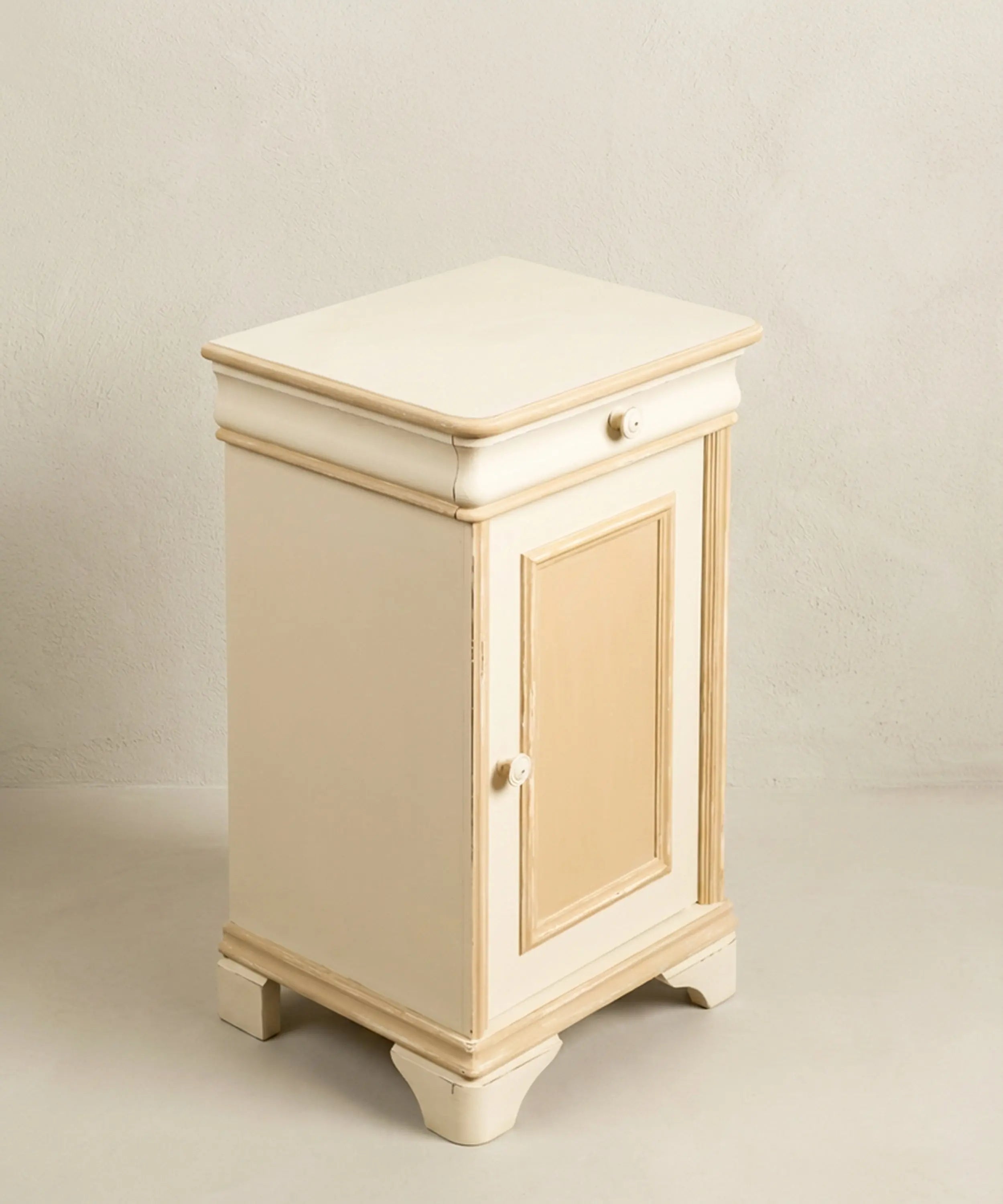 Primer plano del desgaste decapé en aristas de mueble vintage bicolor estilo shabby chic.