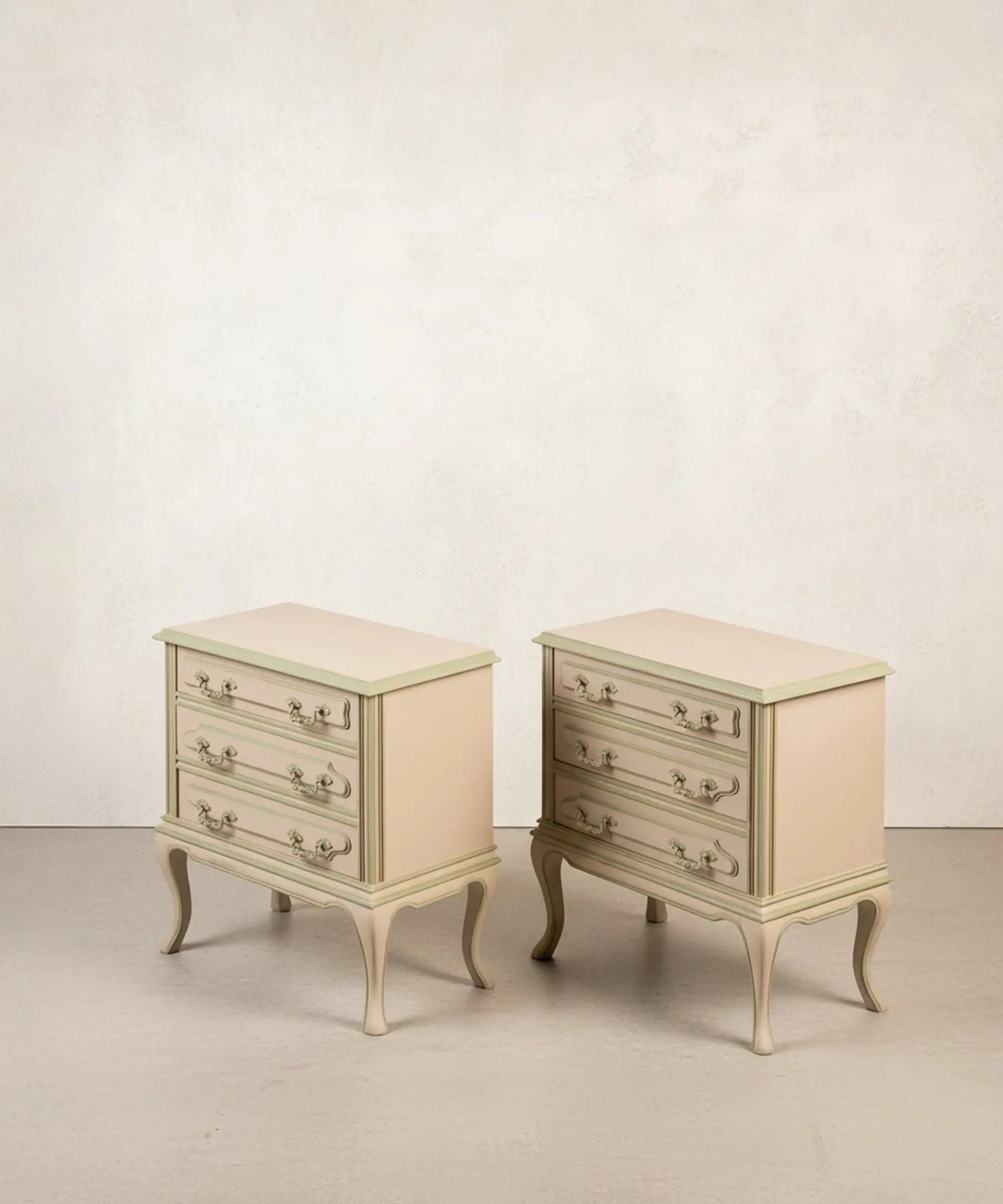 Pareja de mesitas de noche vintage en beige y verde salvia