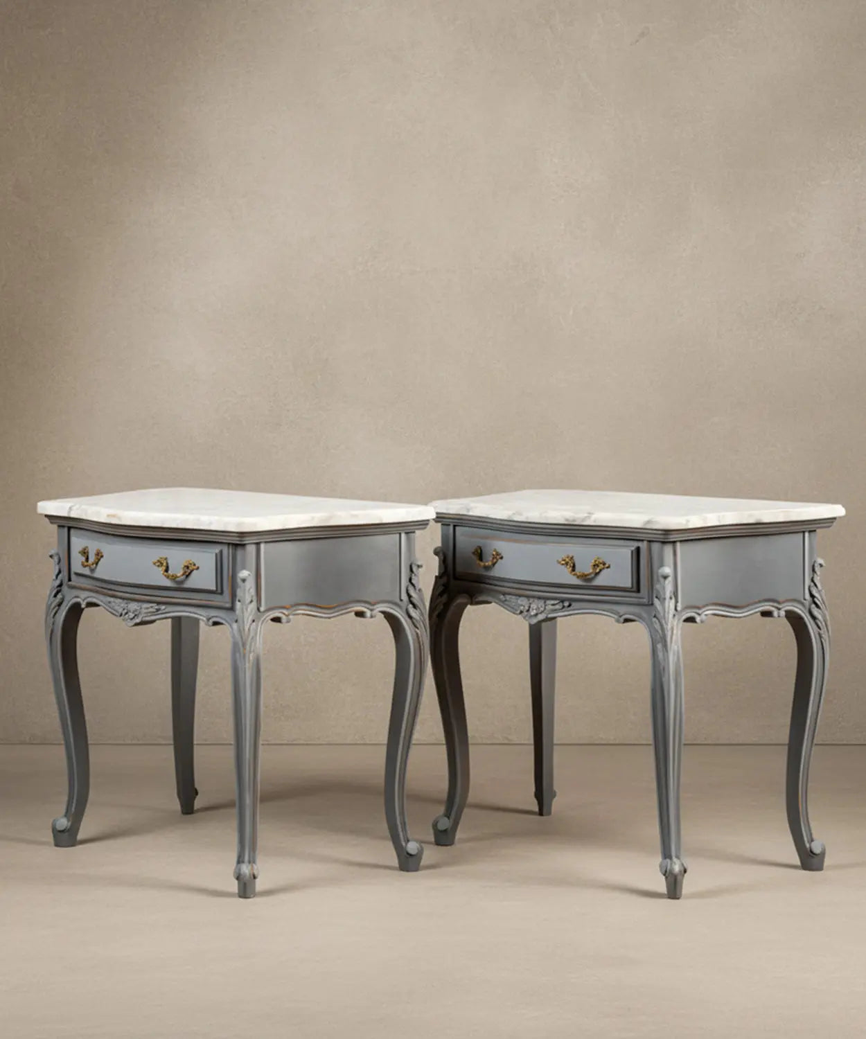 Pareja de mesitas de noche francesas estilo Luis XV