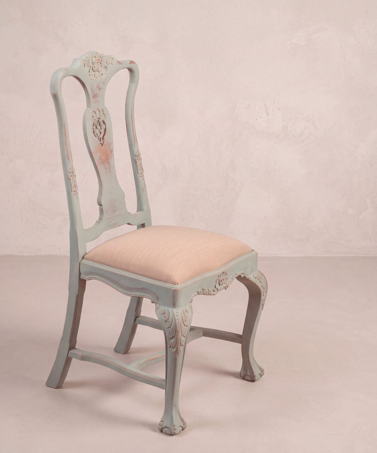 Silla vintage tallada vista lateral con pata de garra y bola y acanto en la rodilla — Antique Arte y Decoración