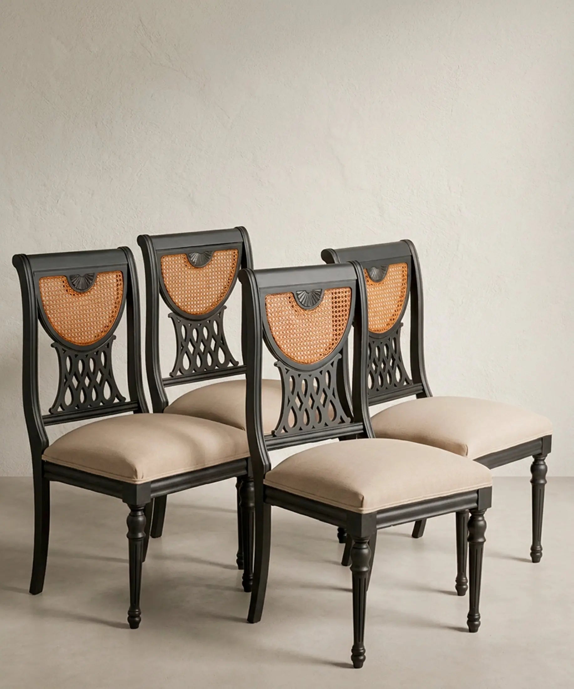 Sillas Regencia inglesa lacadas en negro vista lateral patas torneadas y en sable — Antique Arte y Decoración