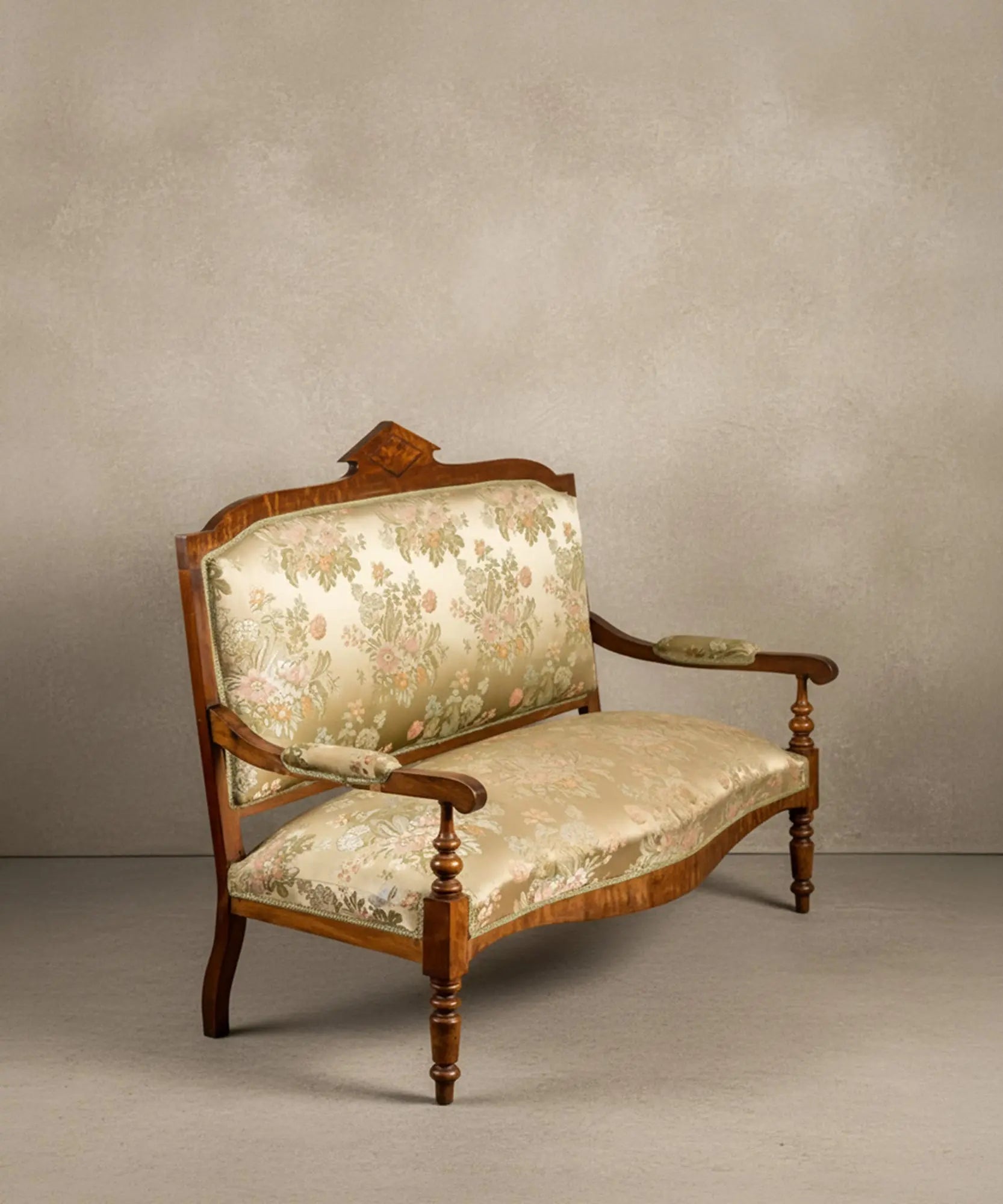 Sofá Canapé Isabelino en Nogal y Damasco Verde