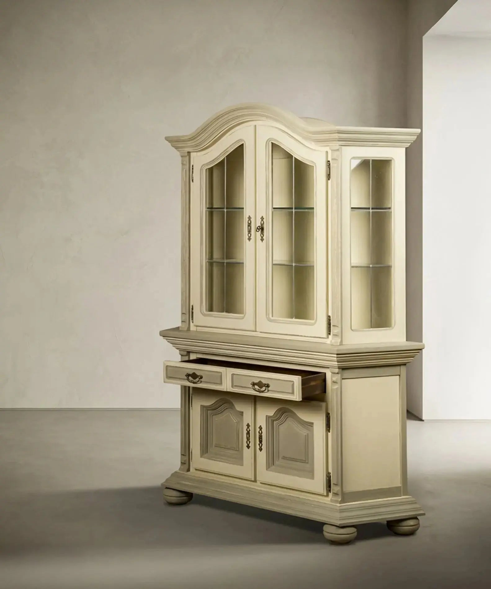 Vista en ángulo de la alacena destacando los cristales laterales de la vitrina.