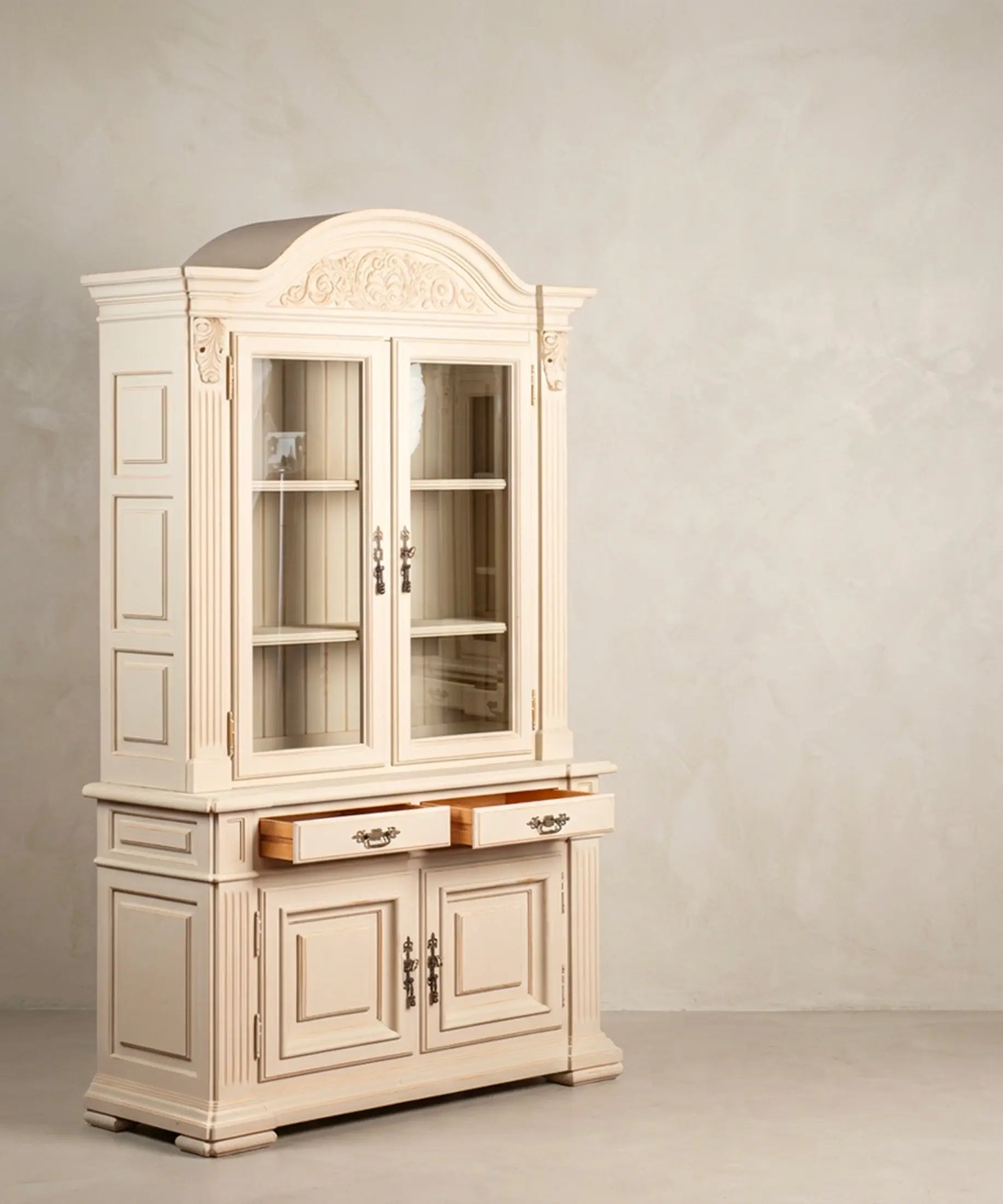 Vitrina vintage de pino vista lateral con cajones abiertos — Antique Arte y Decoración