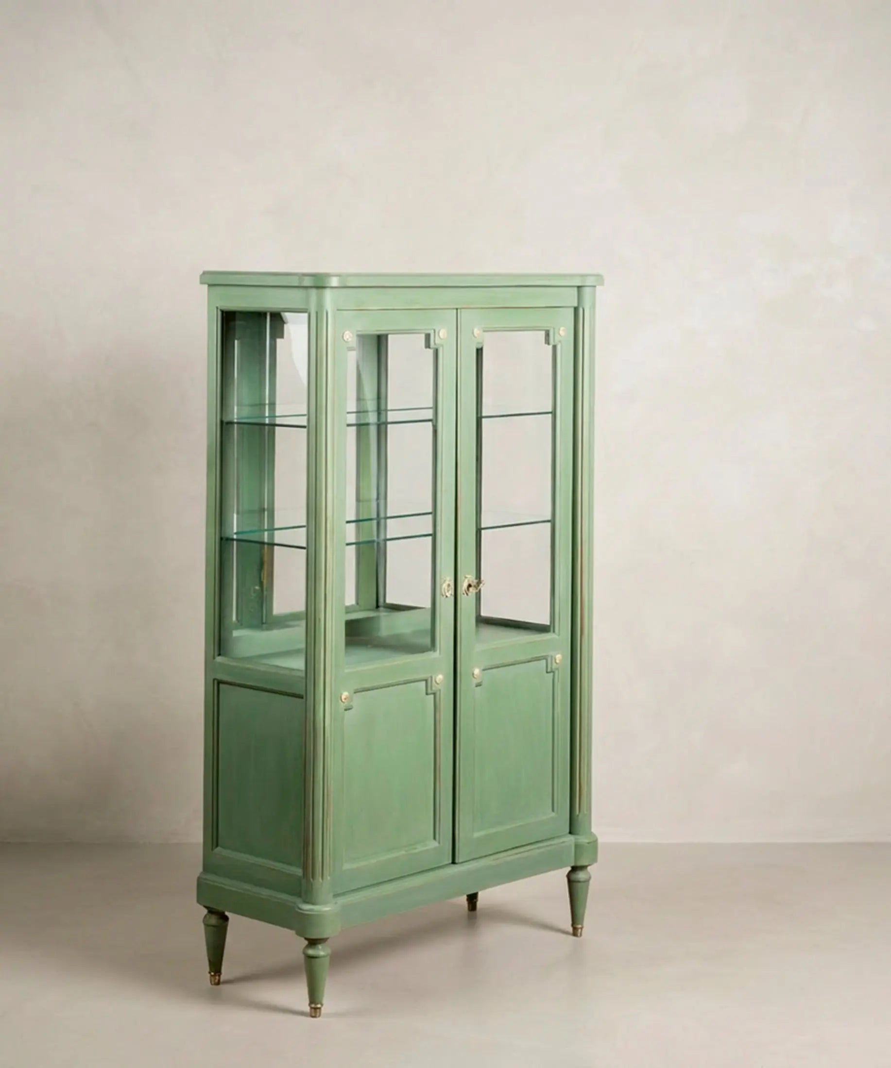 Vitrina vintage verde salvia estilo Luis XVI vista frontal — Antique Arte y Decoración