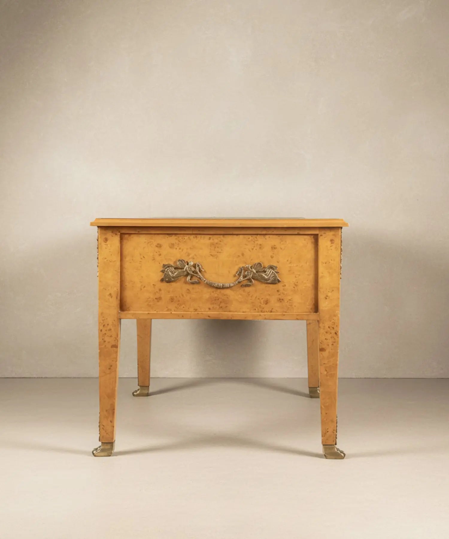 Lateral del escritorio con asa de transporte en bronce labrado y molduras neoclásicas.