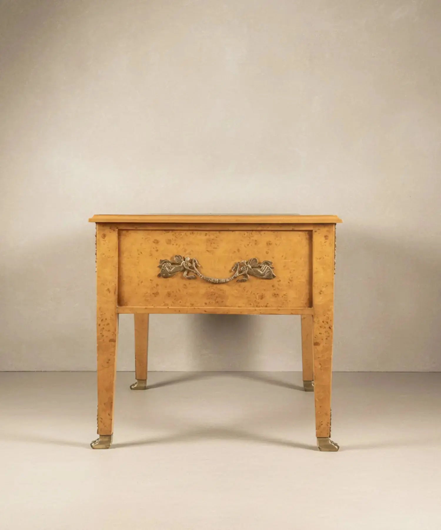 Lateral del escritorio con asa de transporte en bronce labrado y molduras neoclásicas.