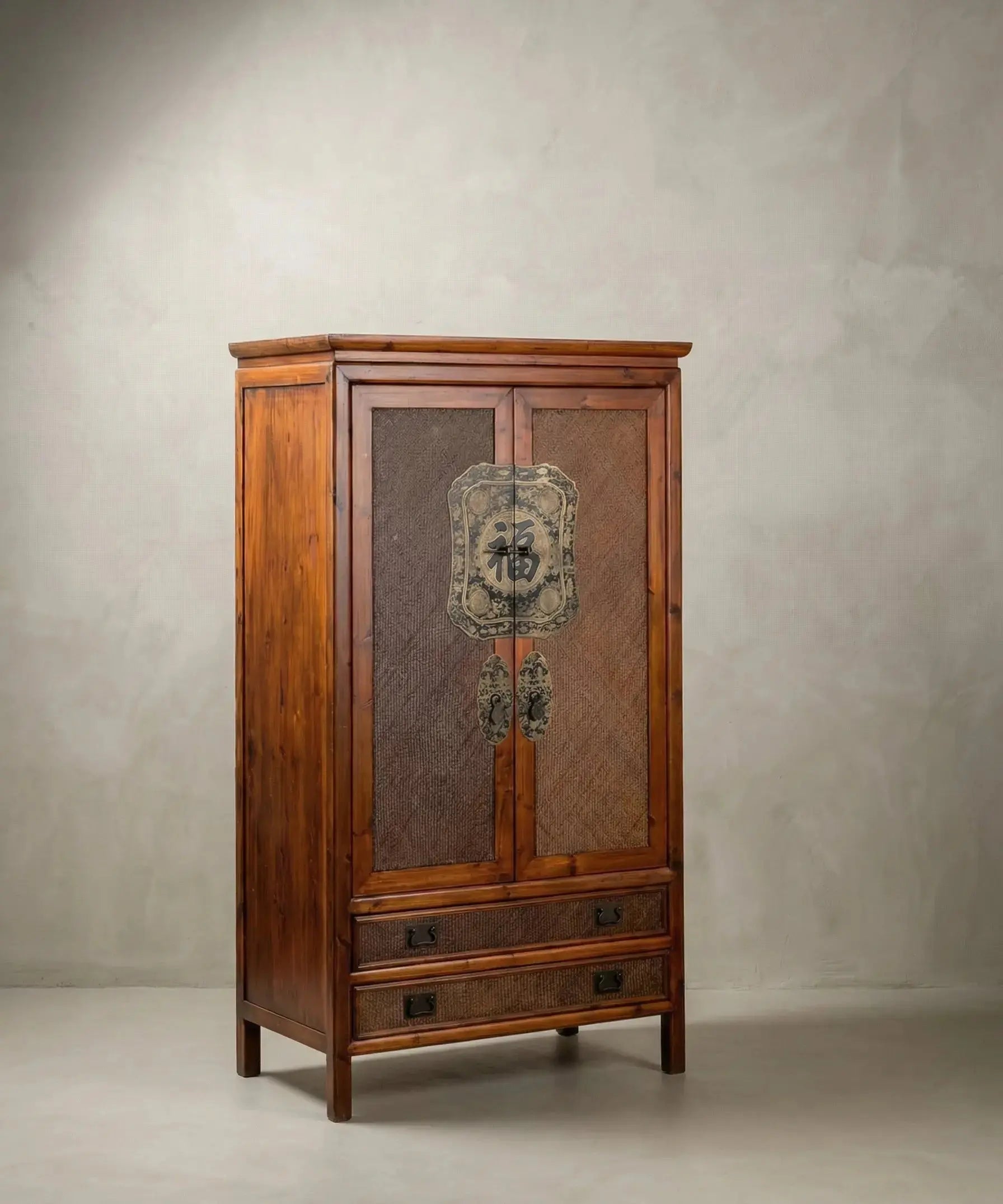 Armario de boda chino de madera con gran herraje de latón Antique arte y decoracion