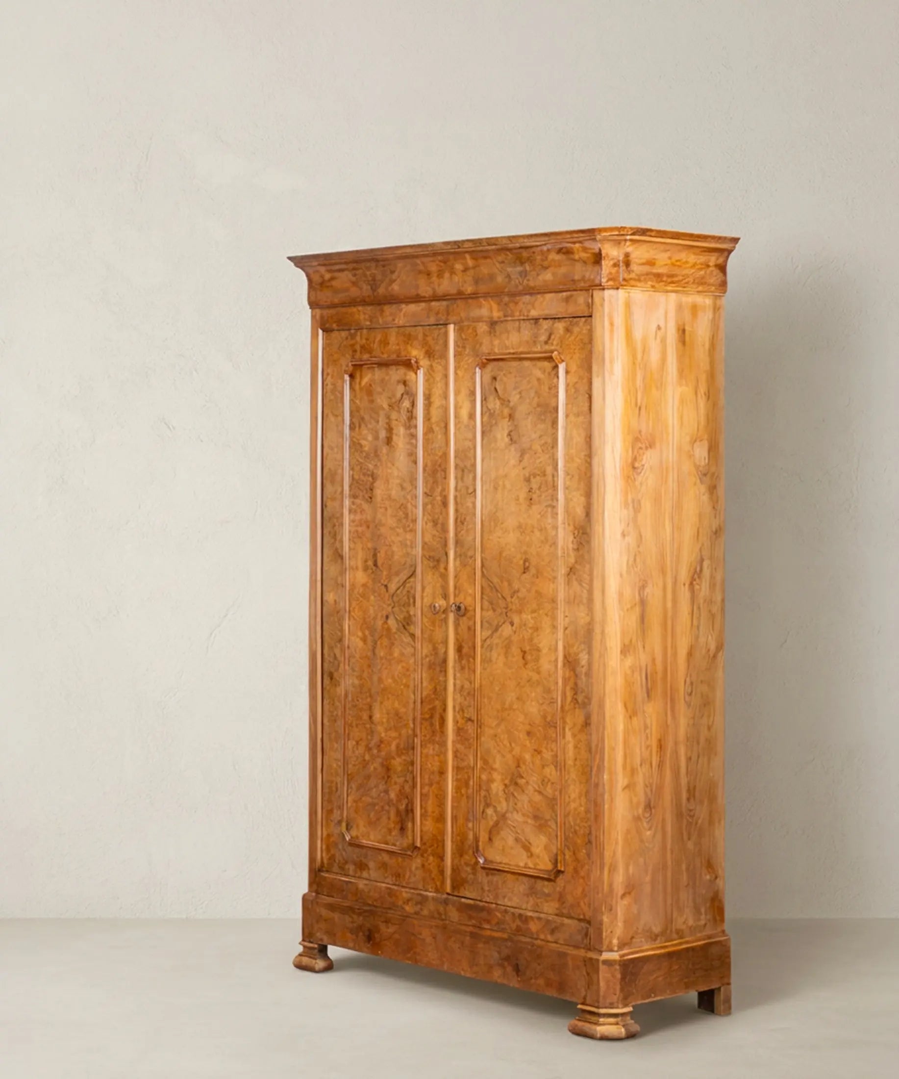 Armario antiguo siglo XIX perfil lateral con cornisa moldurada — Antique Arte y Decoración