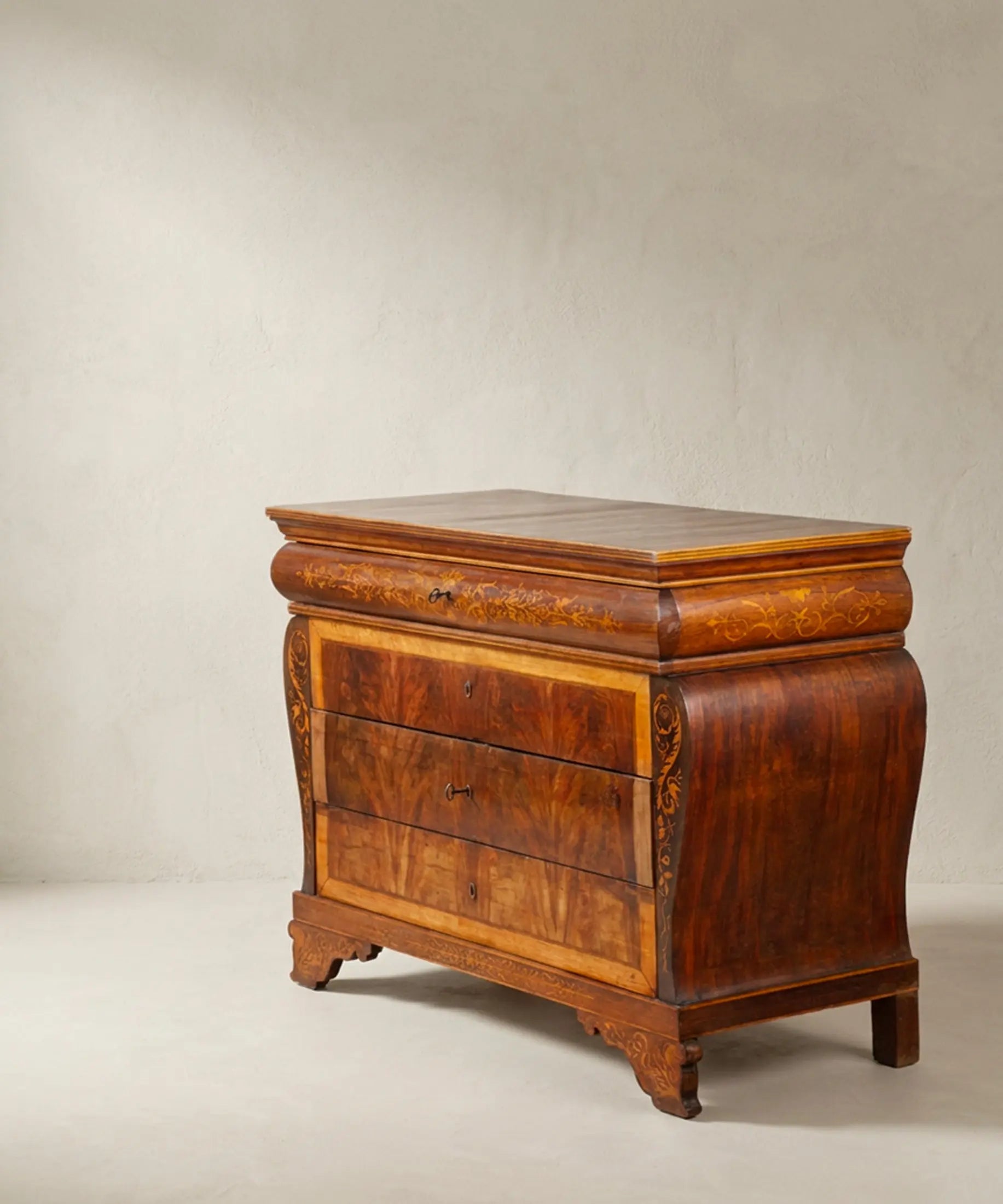 Cómoda antigua con marquetería perfil lateral bombé — Antique Arte y Decoración