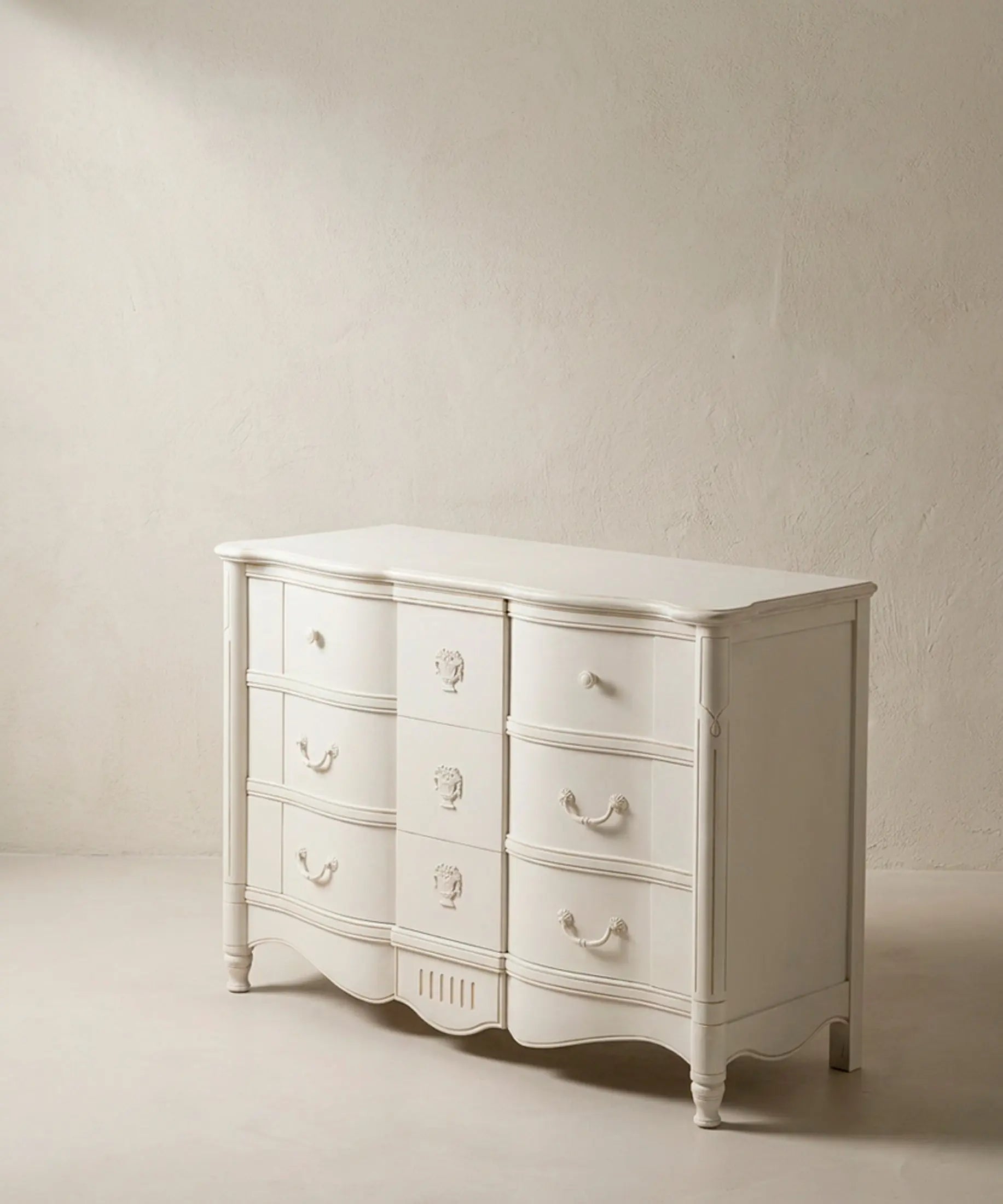Cómoda Vintage Blanca de 3 Cajones | Estilo Provenzal, Pintada a Mano