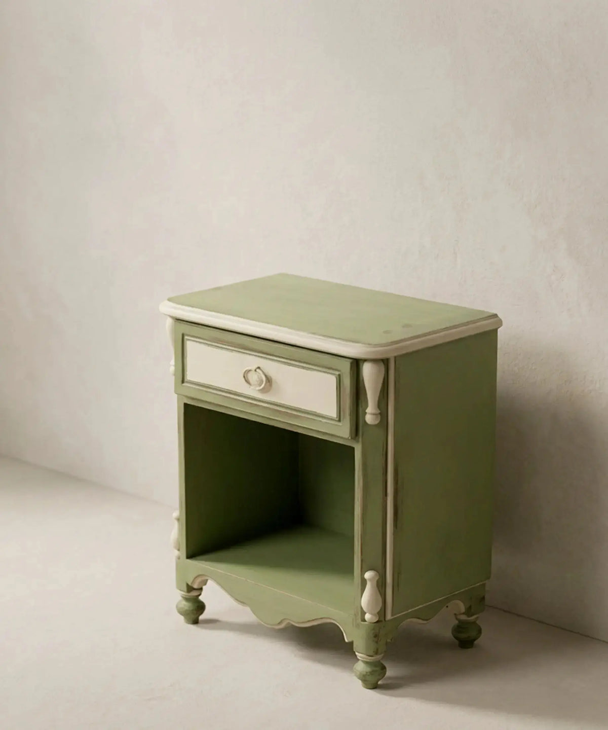 Mesita de noche verde y blanca pintada a mano vista en ángulo — Antique Arte y Decoración