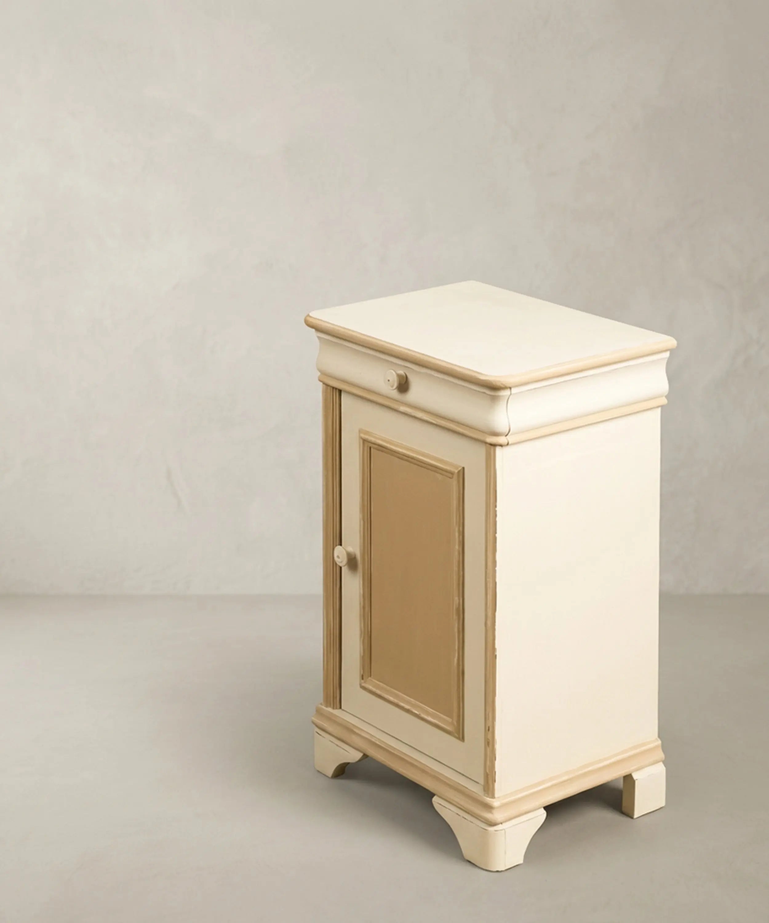 Mesita auxiliar vintage estilo provenzal en tonos beige decapé