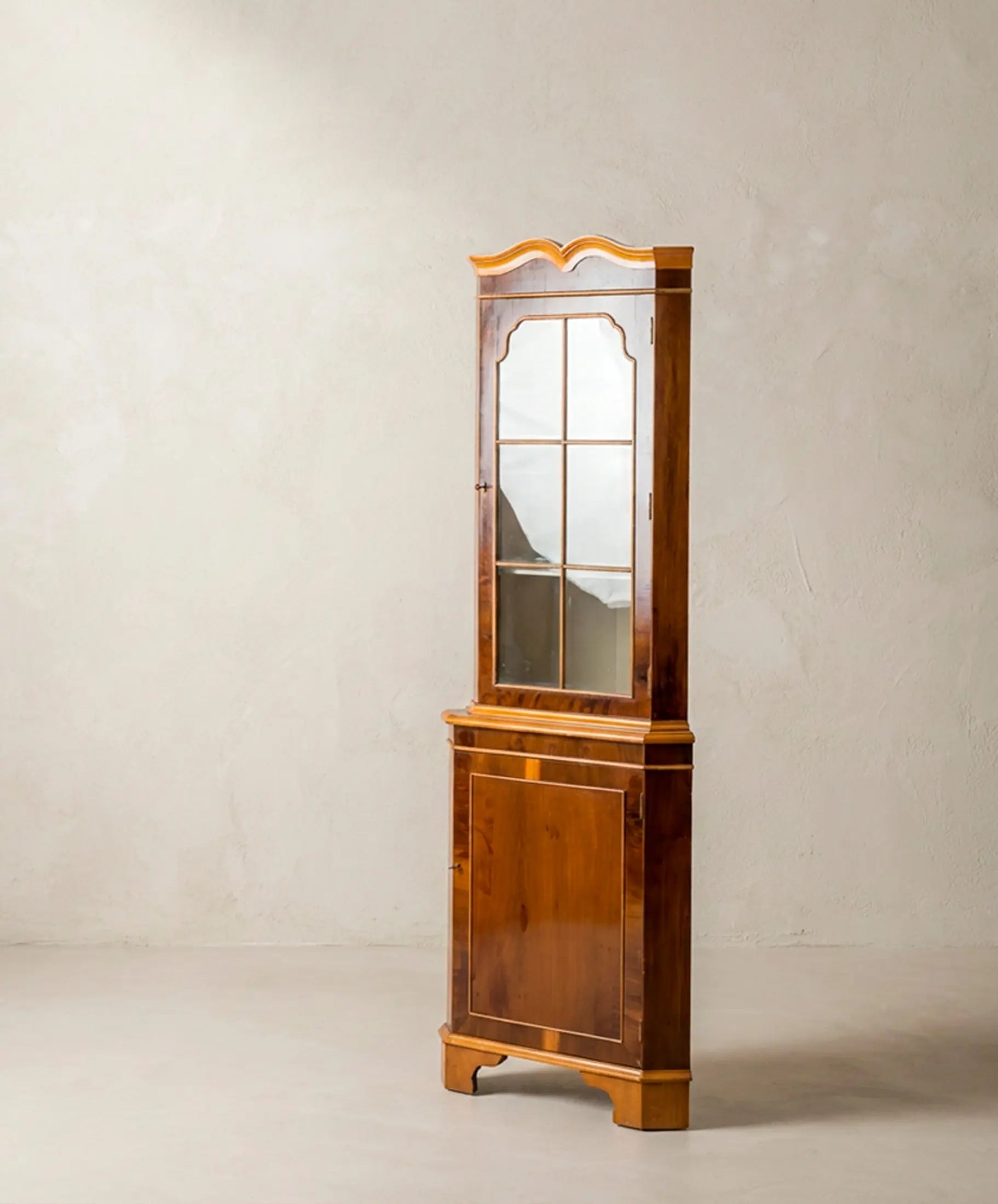 Rinconera vitrina inglesa vista lateral en madera de tejo con filete de boj — Antique Arte y Decoración