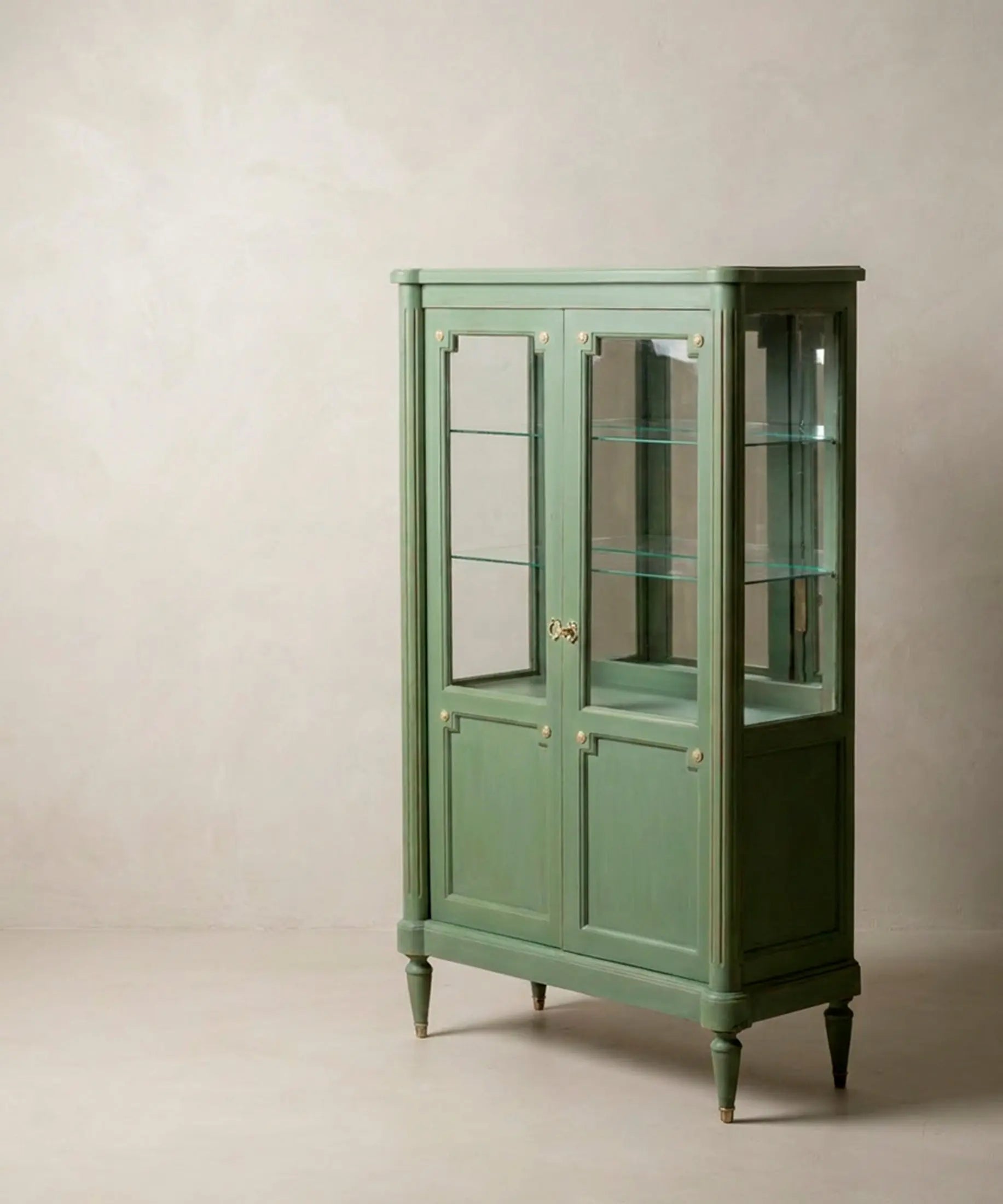 Vitrina vintage acristalada verde estilo Luis XVI vista en tres cuartos — Antique Arte y Decoración