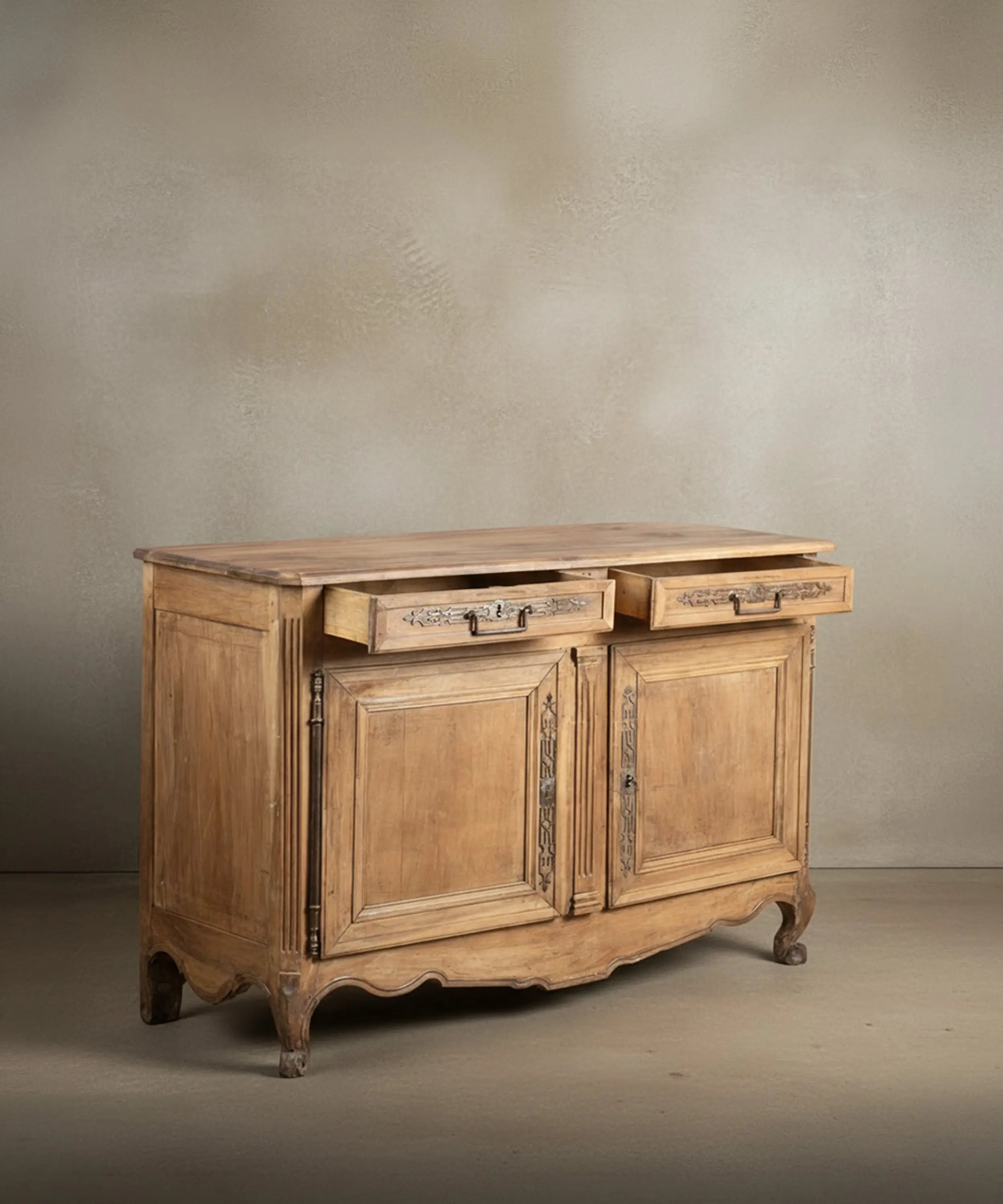 Gran aparador antiguo provincial francés en madera lavada con herrajes de forja (S. XIX)