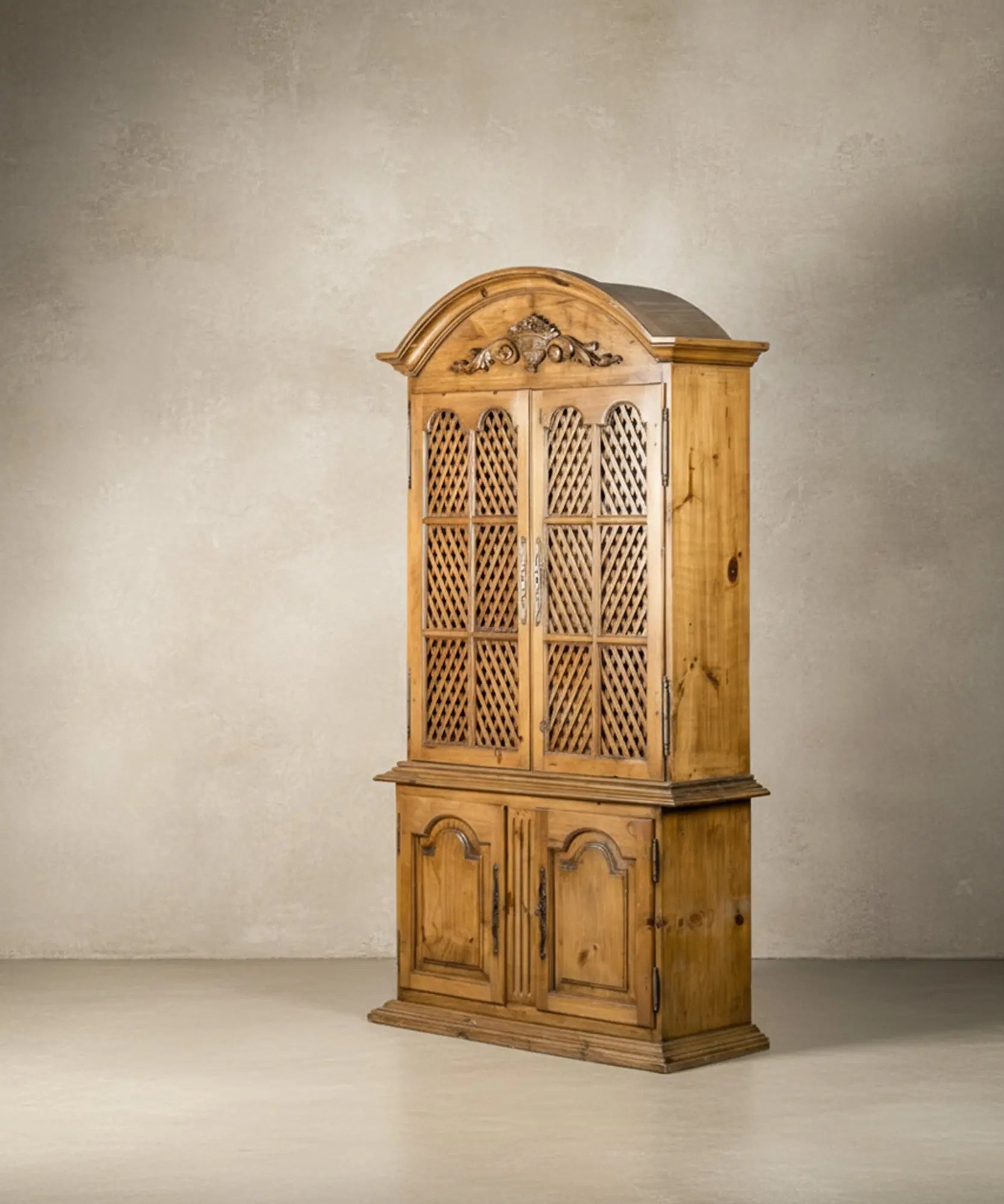 Alacena rústica de pino con puertas de celosía y copete tallado
