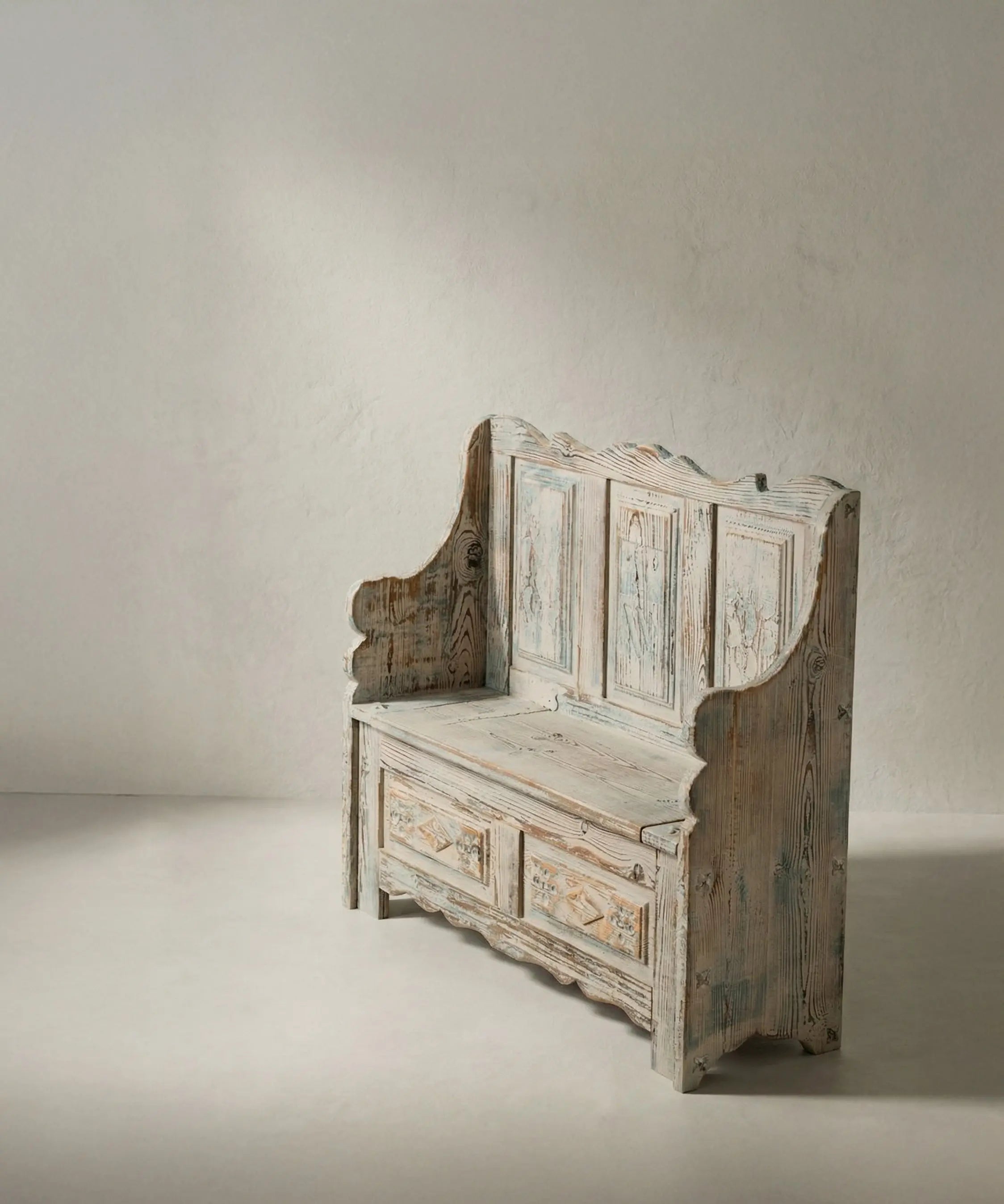 Mueble recibidor tipo banco vintage con asiento abatible, detalles tallados y laterales curvos.