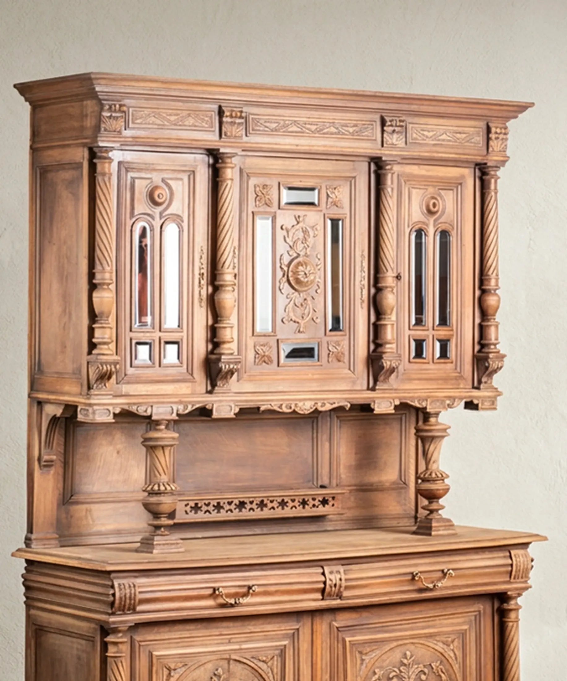 Detalle superior aparador con columnas torneadas y galería calada — Antique Arte y Decoración
