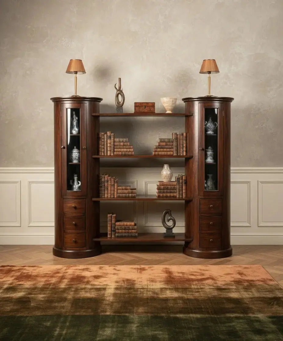 Librería completa estilo colonial con libros y decoración, iluminada con lámparas clásicas sobre torres cilíndricas.