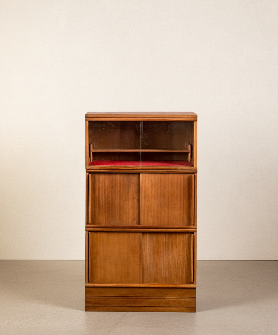 Librería modular Mid-Century en madera maciza vista frontal con puertas correderas cerradas.