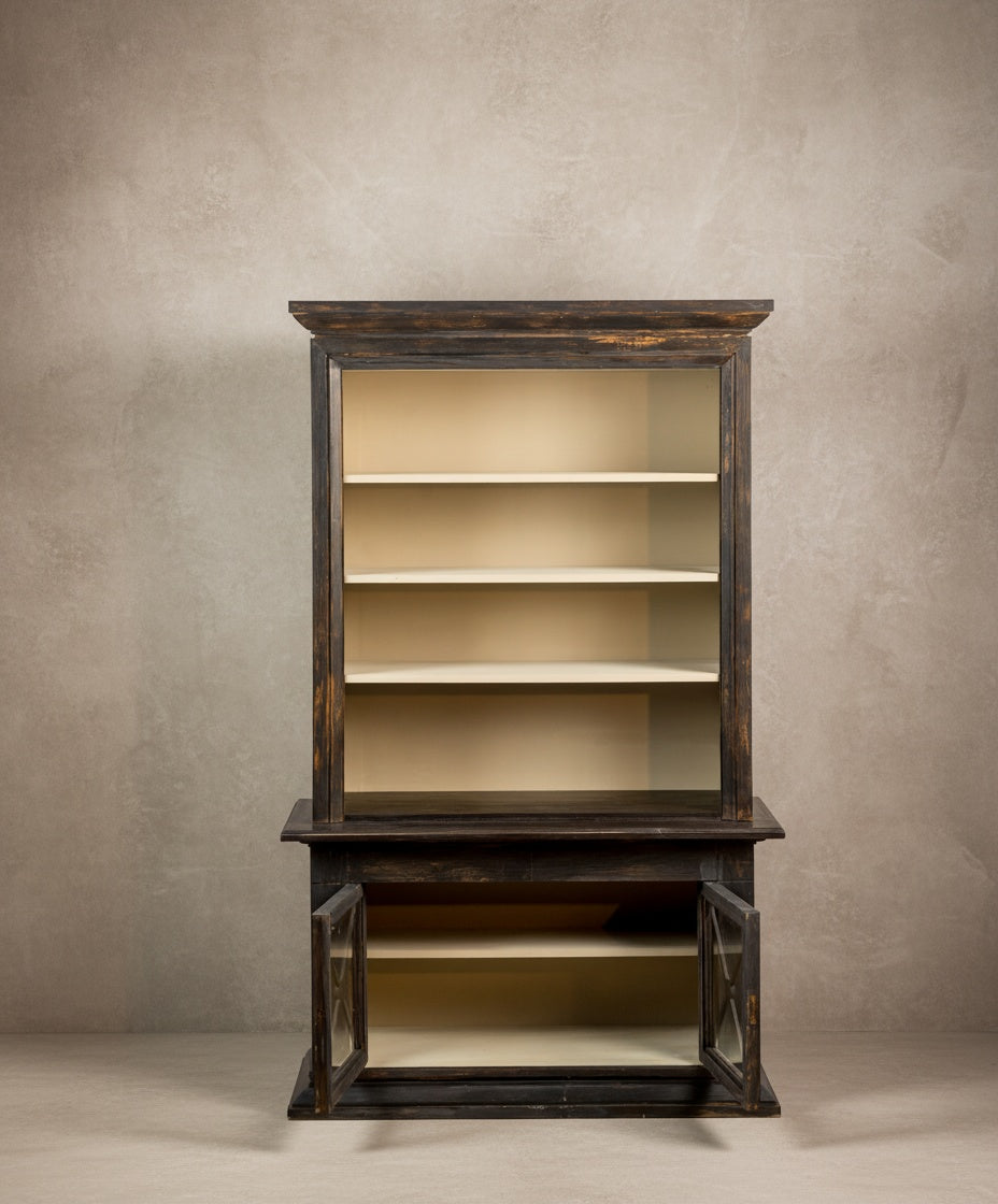 Librería vitrina en madera negra decapé