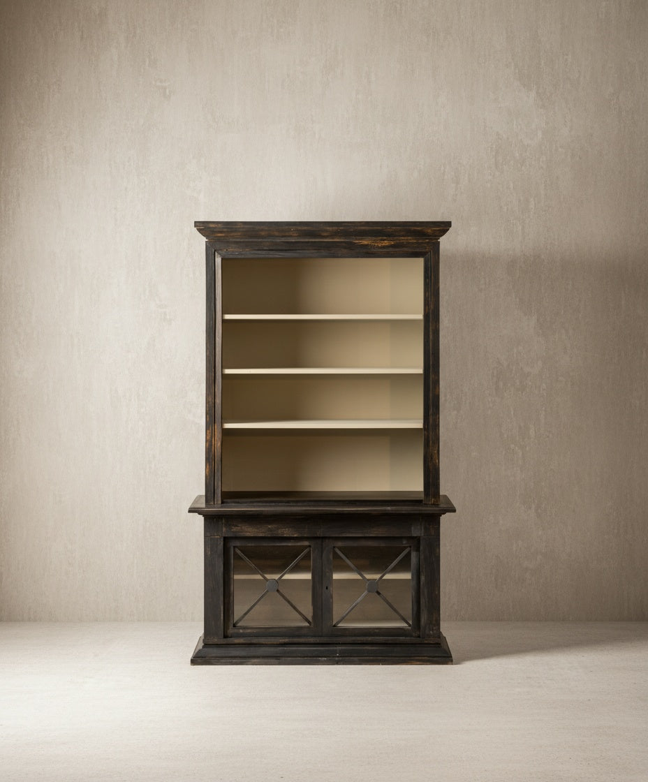 Librería vitrina de madera negra estilo vintage con estantes abiertos e interior crema.