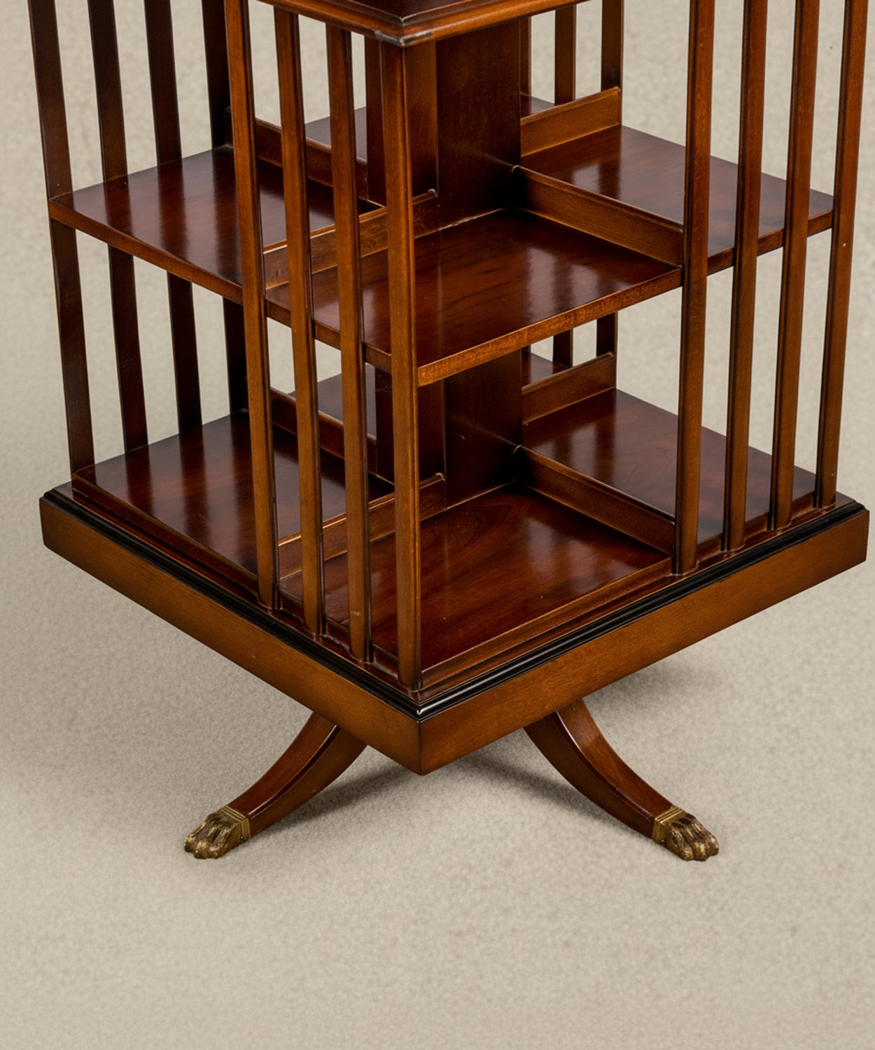 Mesa de biblioteca giratoria estilo eduardiano