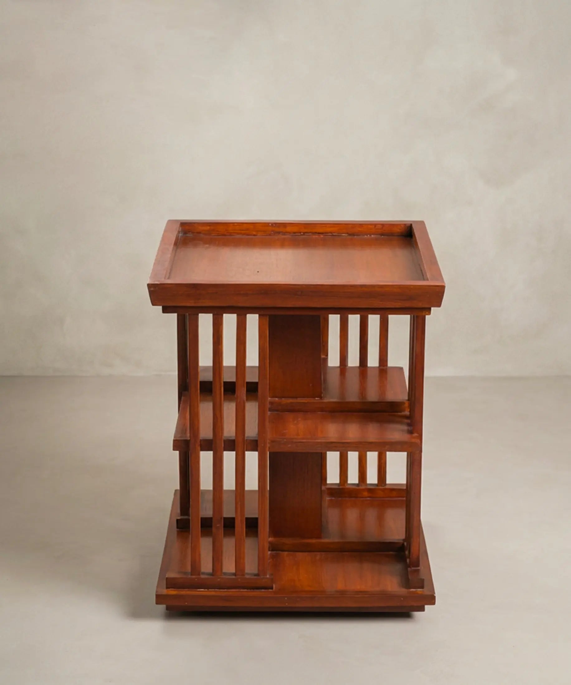 Librero auxiliar vintage madera maciza vista frontal con baldas cruzadas — Antique Arte y Decoración