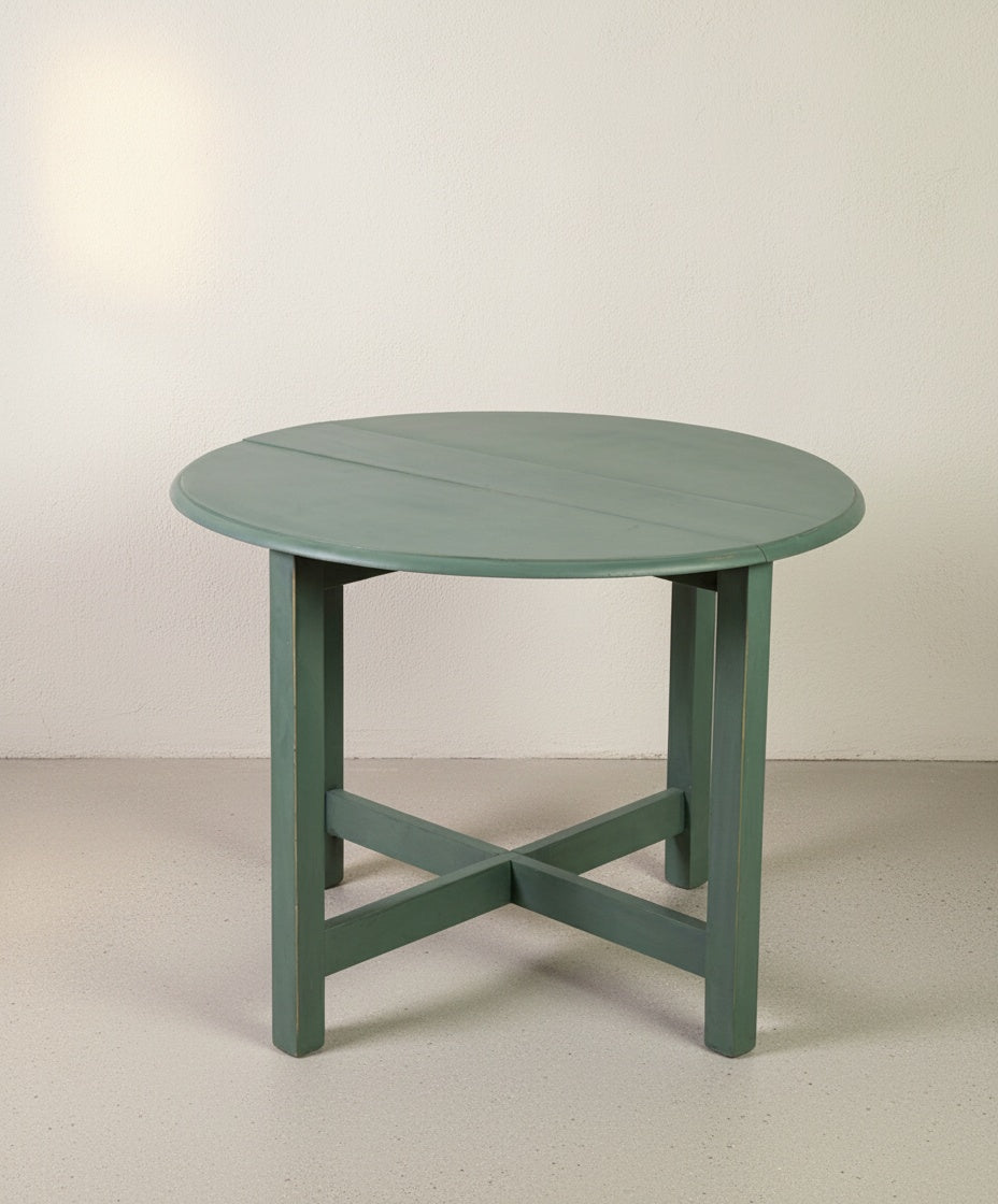Mesa de comedor pequeña verde estilo farmhouse con alas desplegadas.