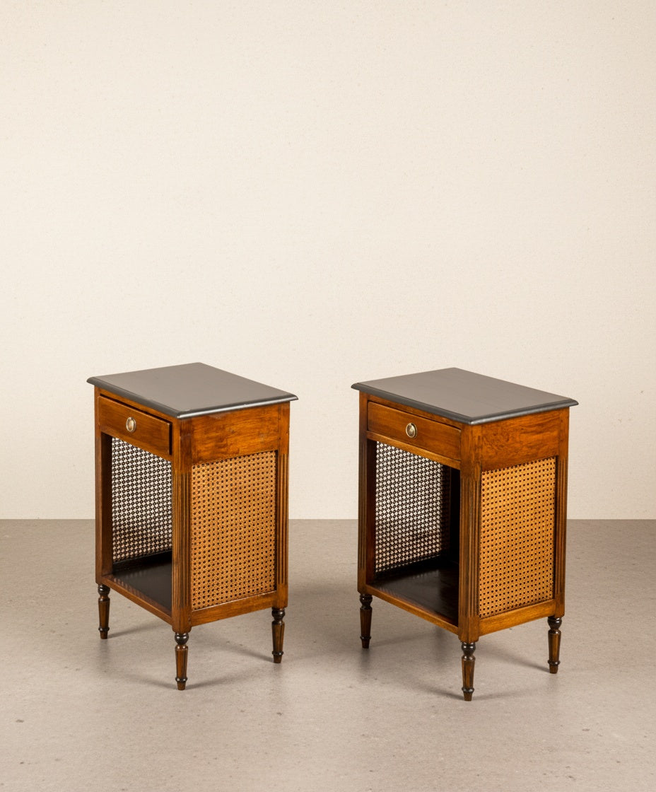 Vista lateral de mesita de noche mostrando el panel de rejilla artesanal y la estructura estriada.