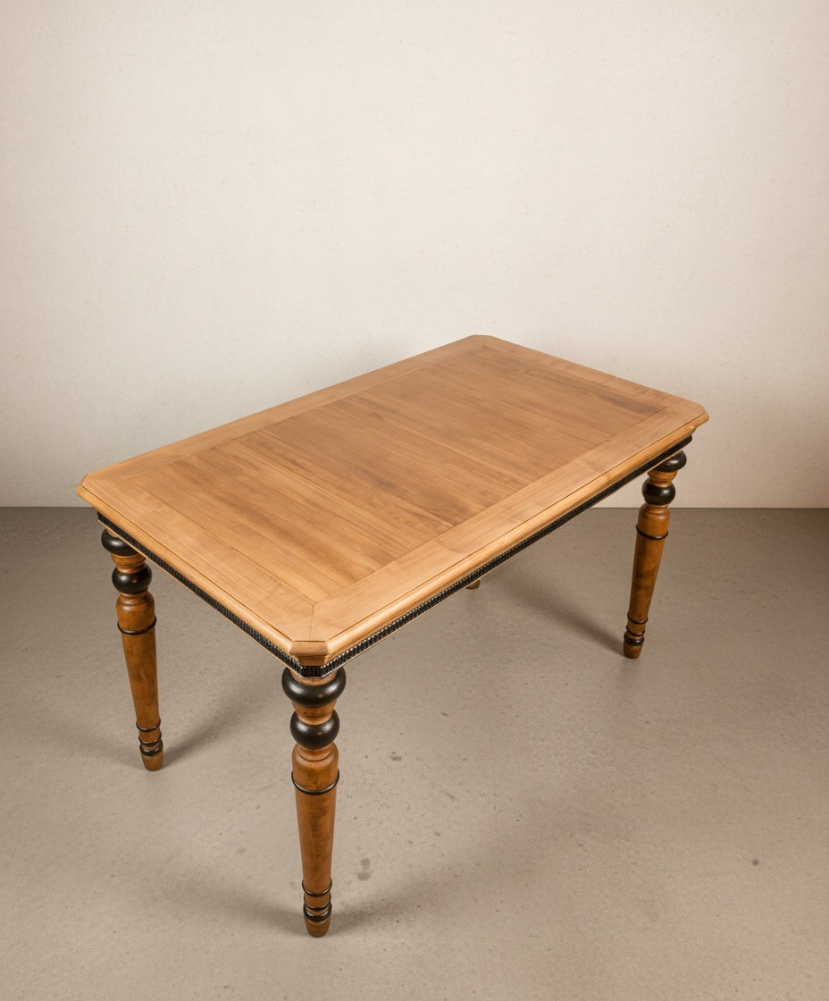 Mesa auxiliar con patas torneadas