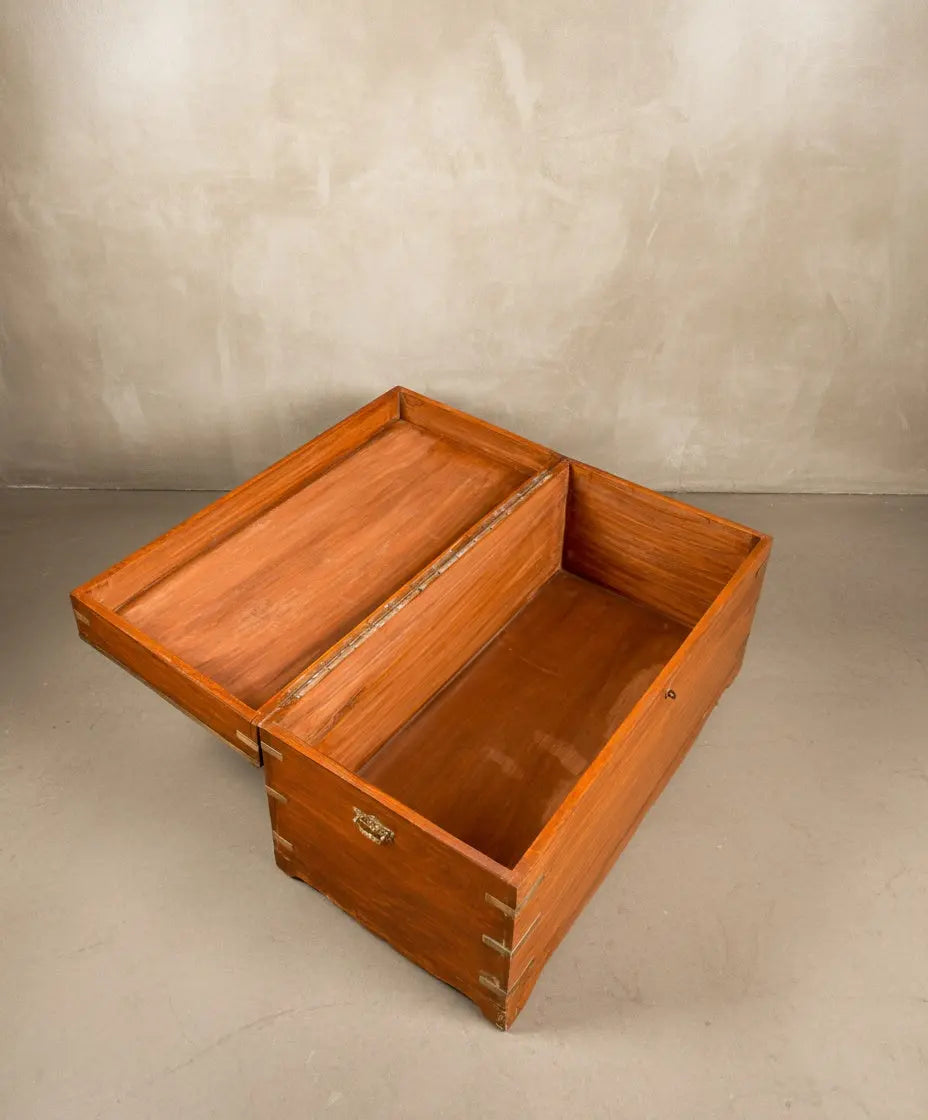 Interior espacioso del baúl de madera noble mostrando el sistema de bisagras de piano y capacidad de almacenaje.