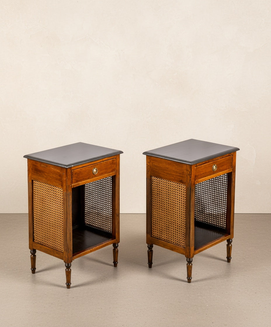 Pareja de mesitas de noche con rejilla