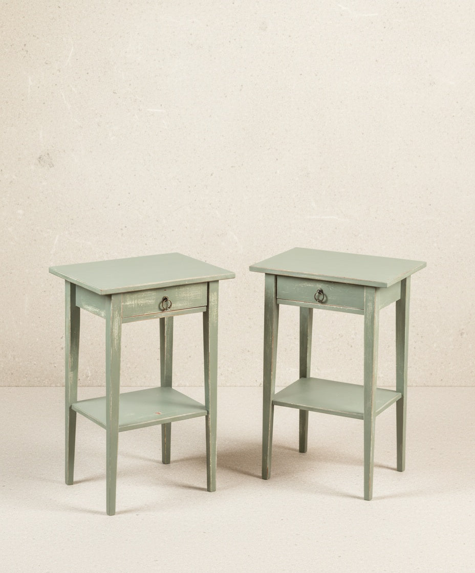 Pareja de mesitas de noche vintage verde decapé