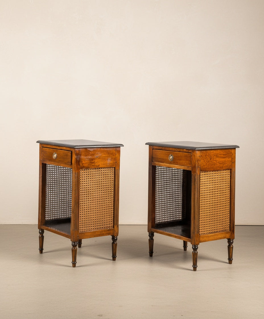 Pareja de mesitas de noche con rejilla