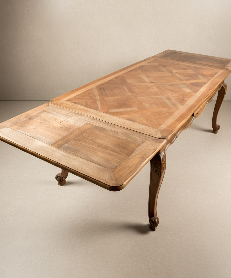 Mesa de comedor extensible estilo Luis XV en madera de nogal