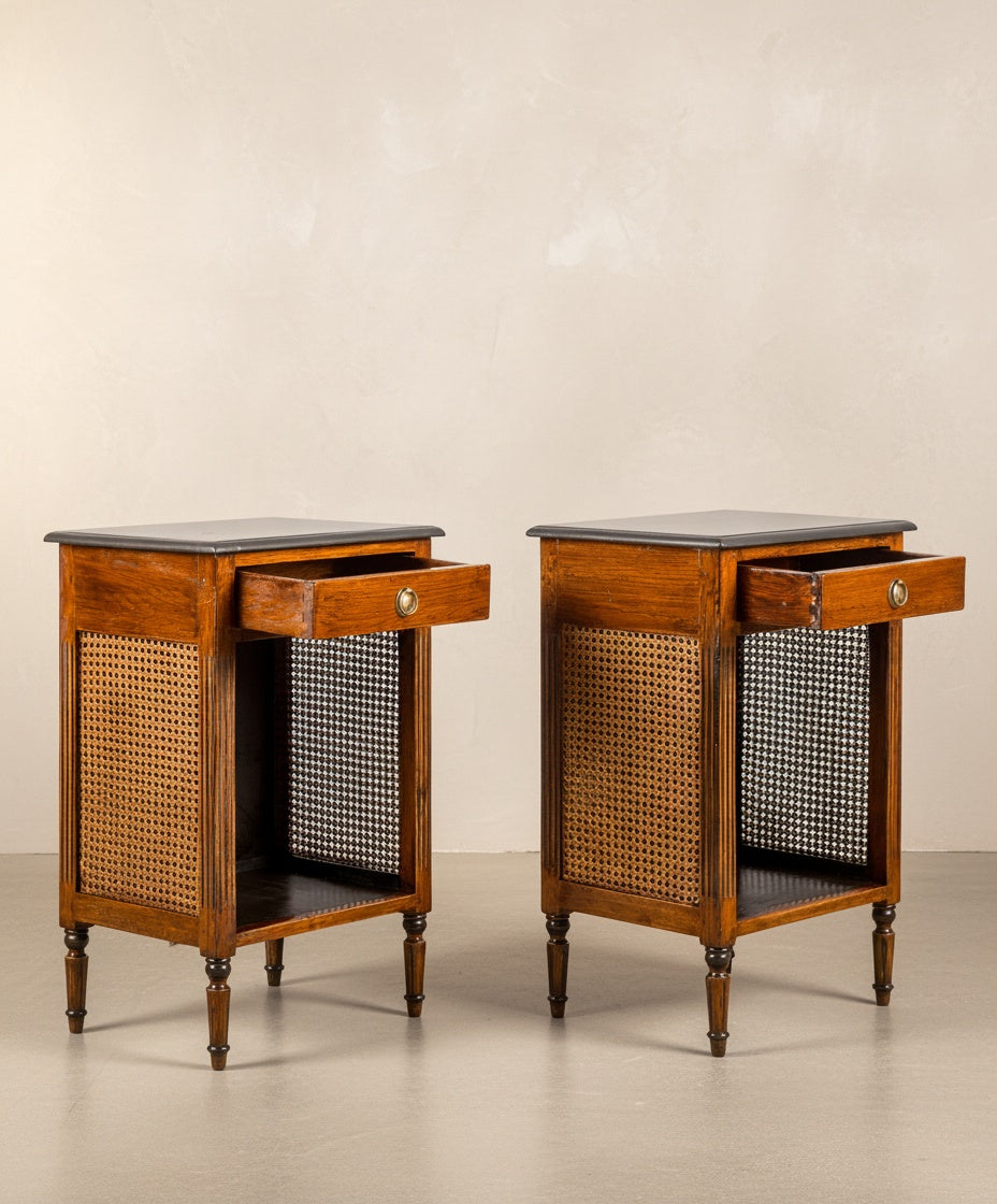 Pareja de mesitas de noche con rejilla