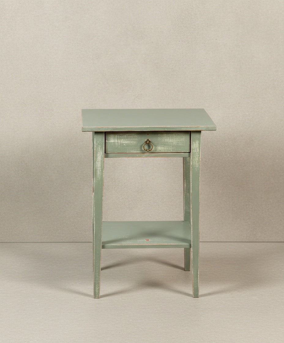Pareja de mesitas de noche vintage verde decapé