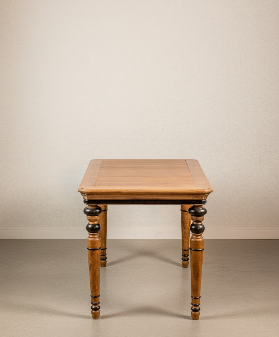 Mesa auxiliar con patas torneadas