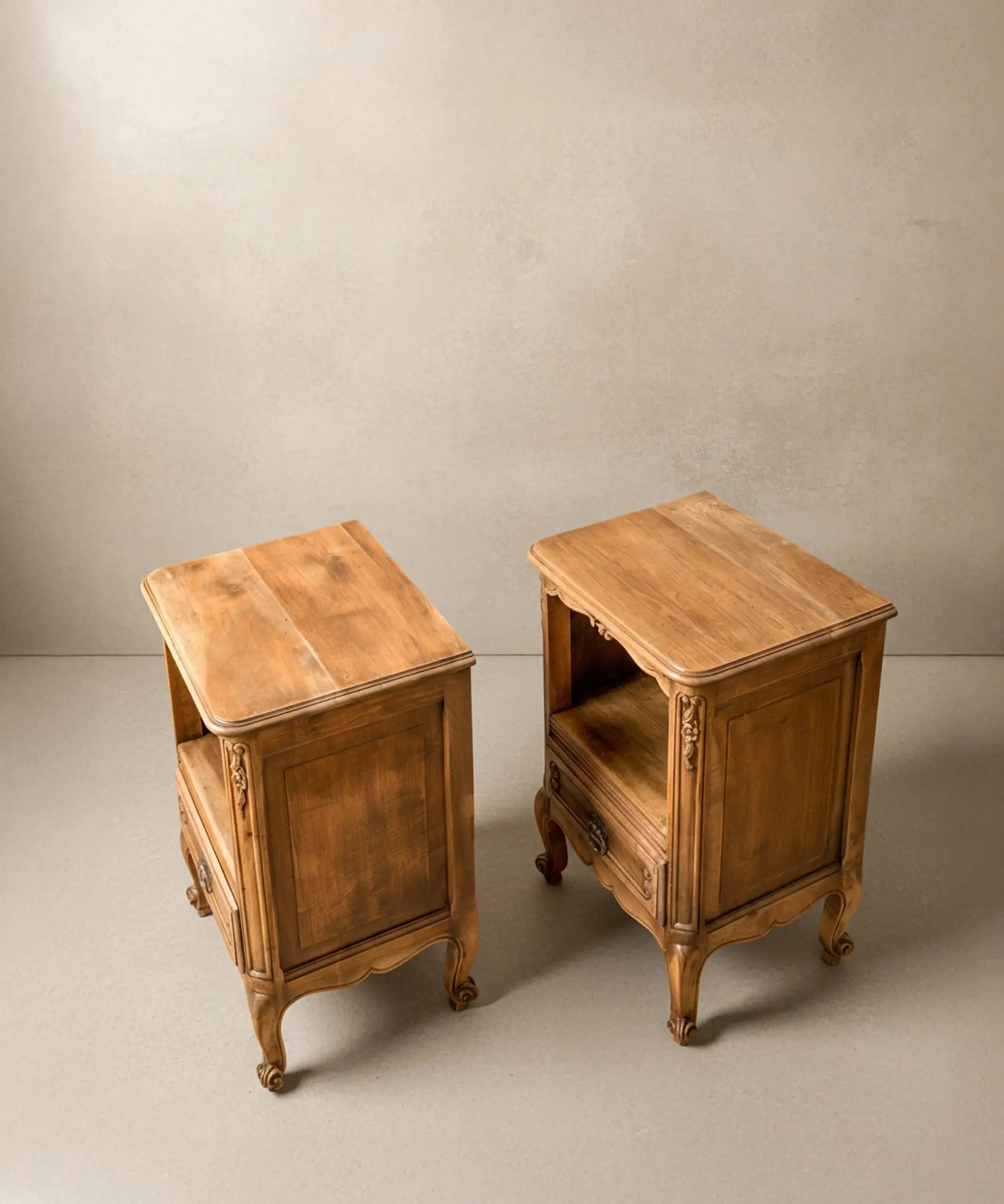 Mesitas provenzales francesas mostrando detalles de las patas cabriole y cajones tallados.