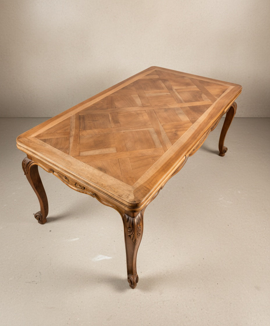 Mesa de comedor extensible estilo Luis XV en madera de nogal